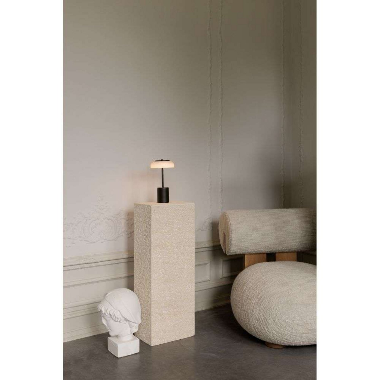 Nuura LED tölthető asztali világítás Blossi, magasság 26 cm, fekete/opál