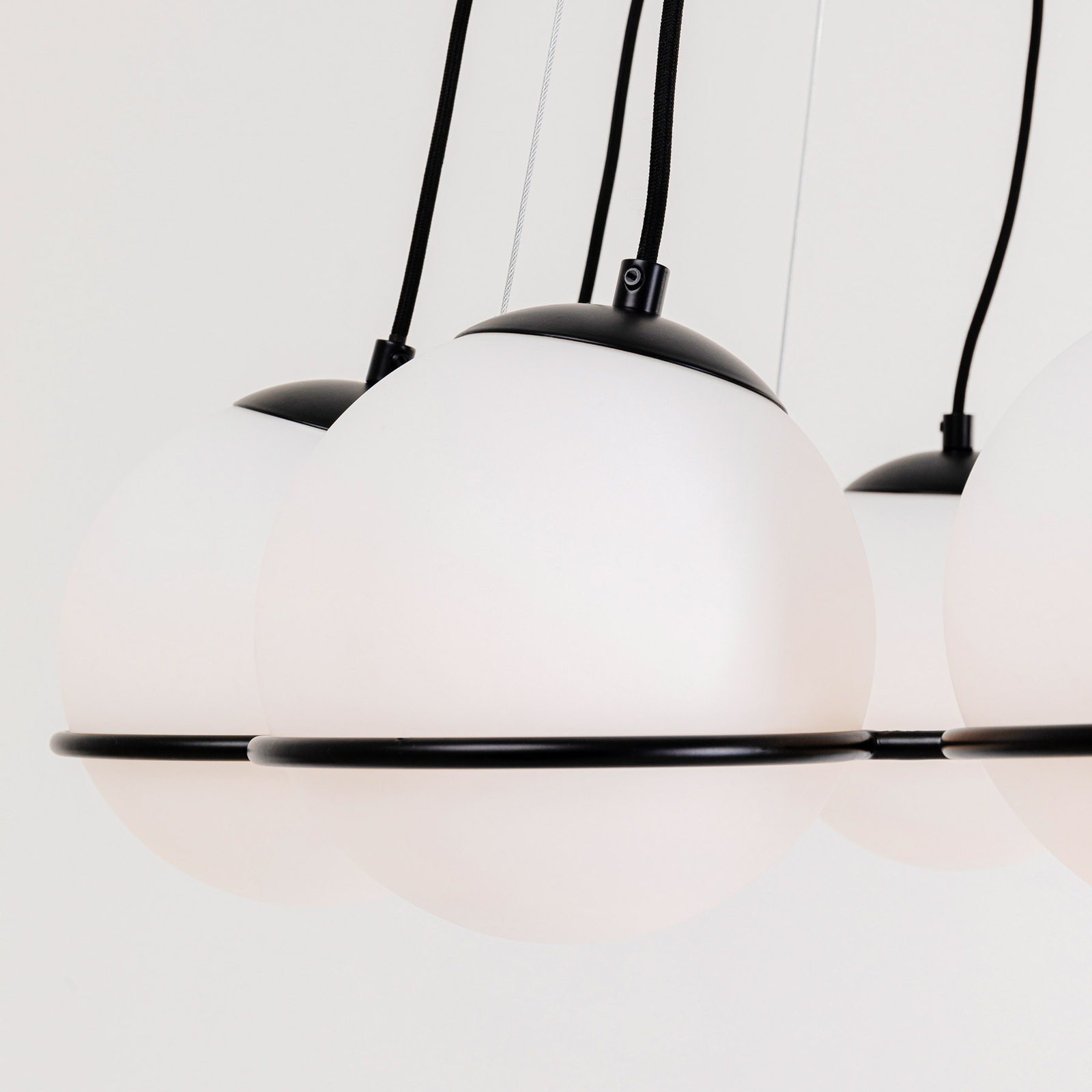 Kare Globes hanglamp in wit en zwart