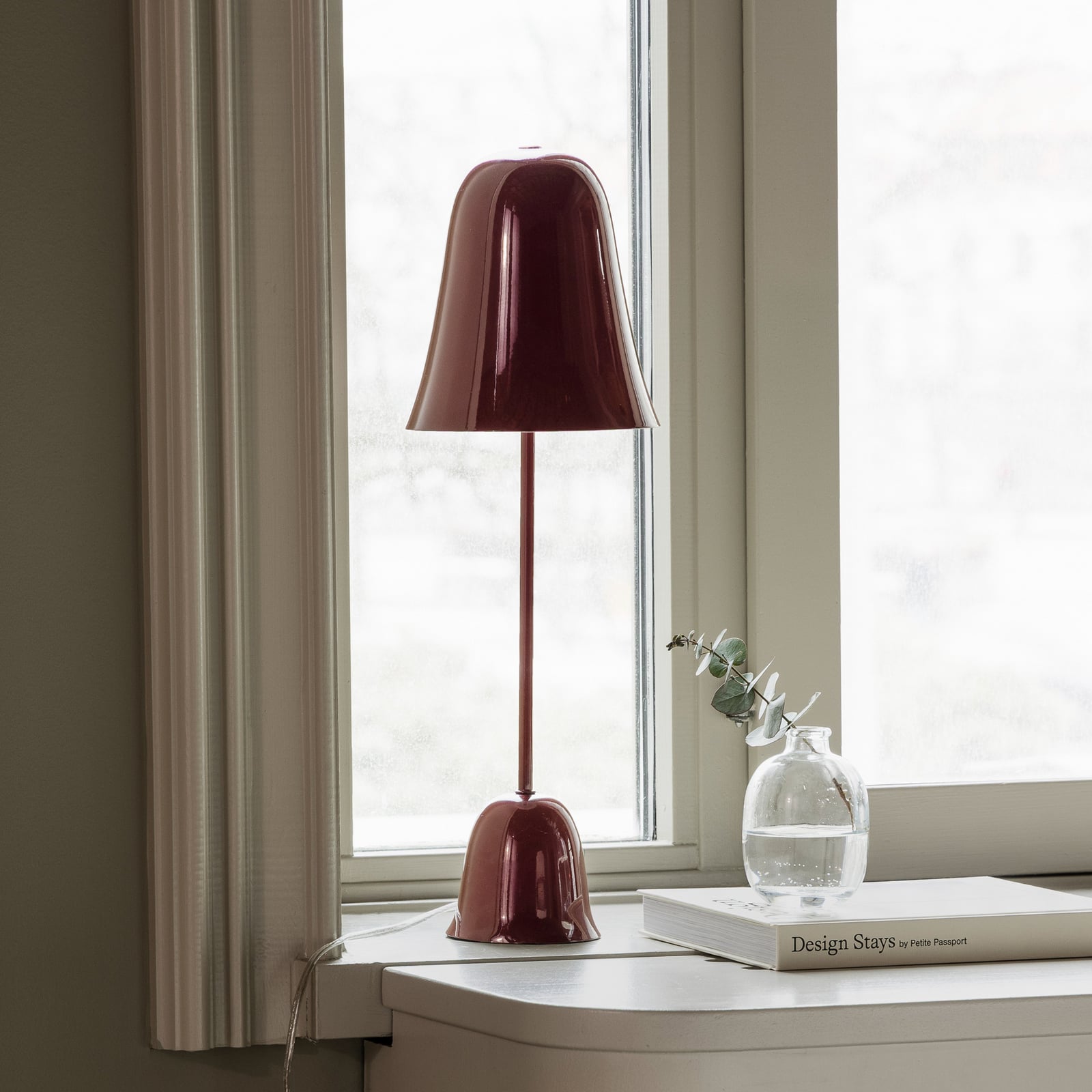 Blåklockan table lamp, burgundy, height 56 cm - Globen Lighting Blåklockan table lamp, burgundy, height 56 cm - Globen Lighting