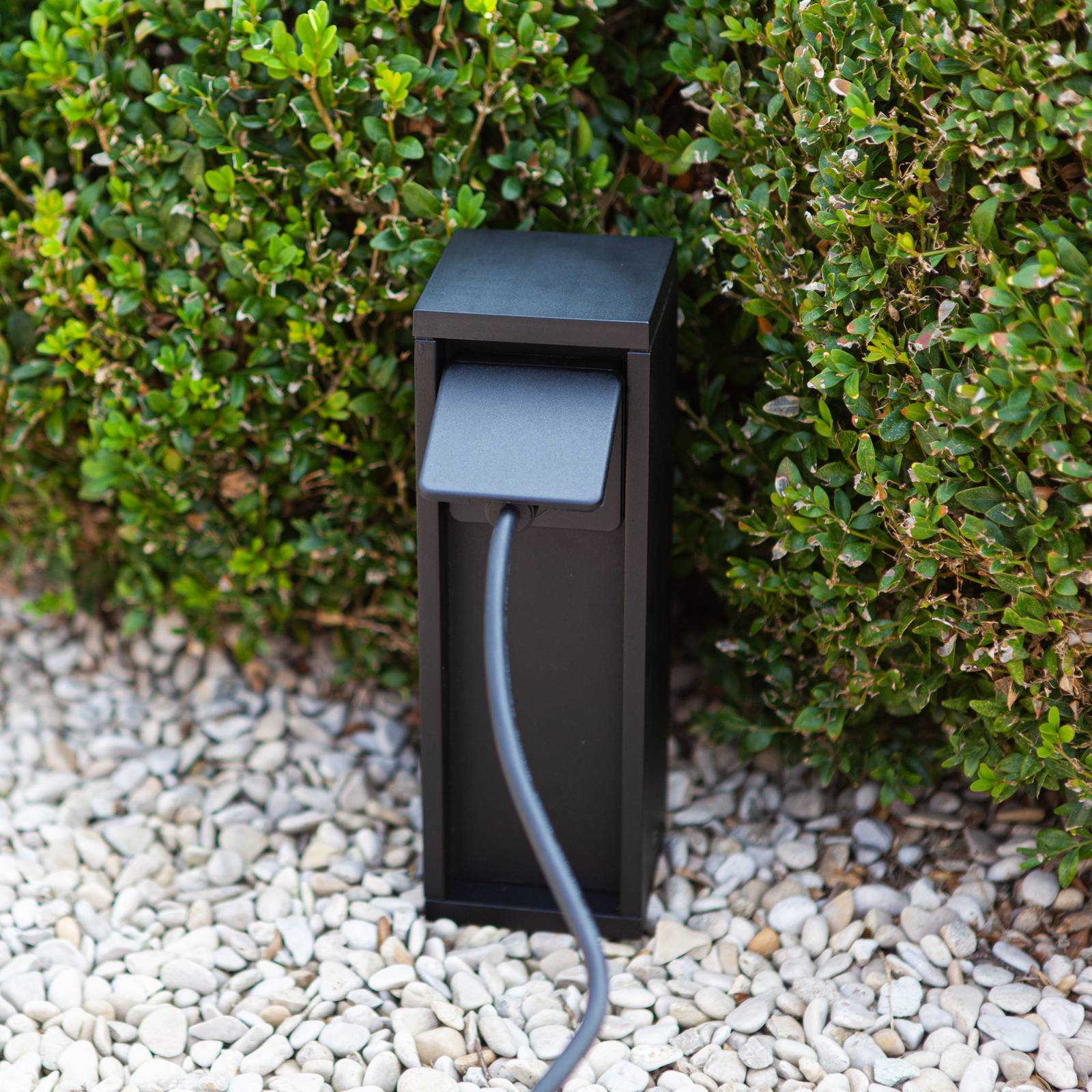 LUTEC Stekkerdooskolom MAINS, zwart, hoogte 24 cm, IP54, max. 3500 W