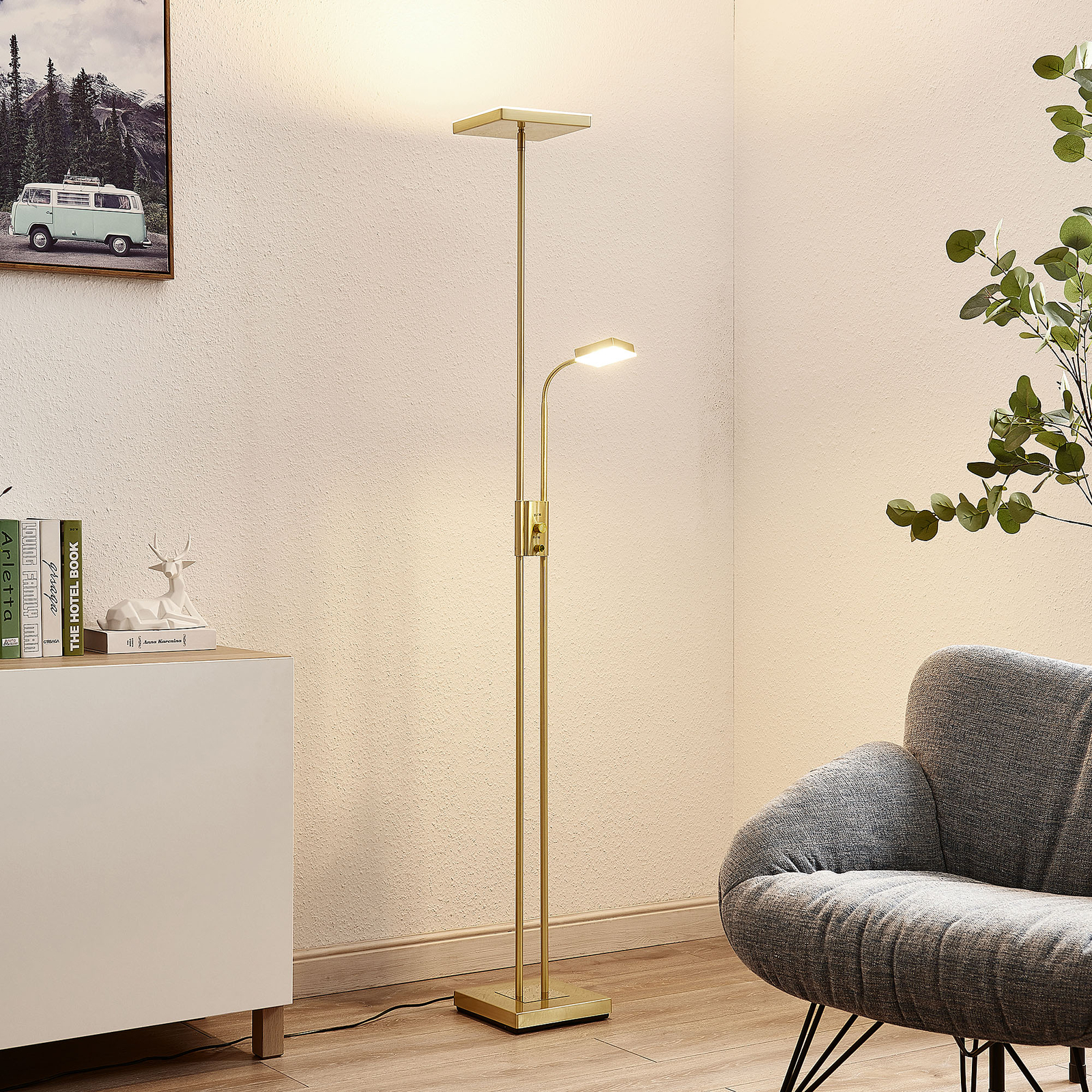 Lindby Seppa piantana LED, angolare, ottone