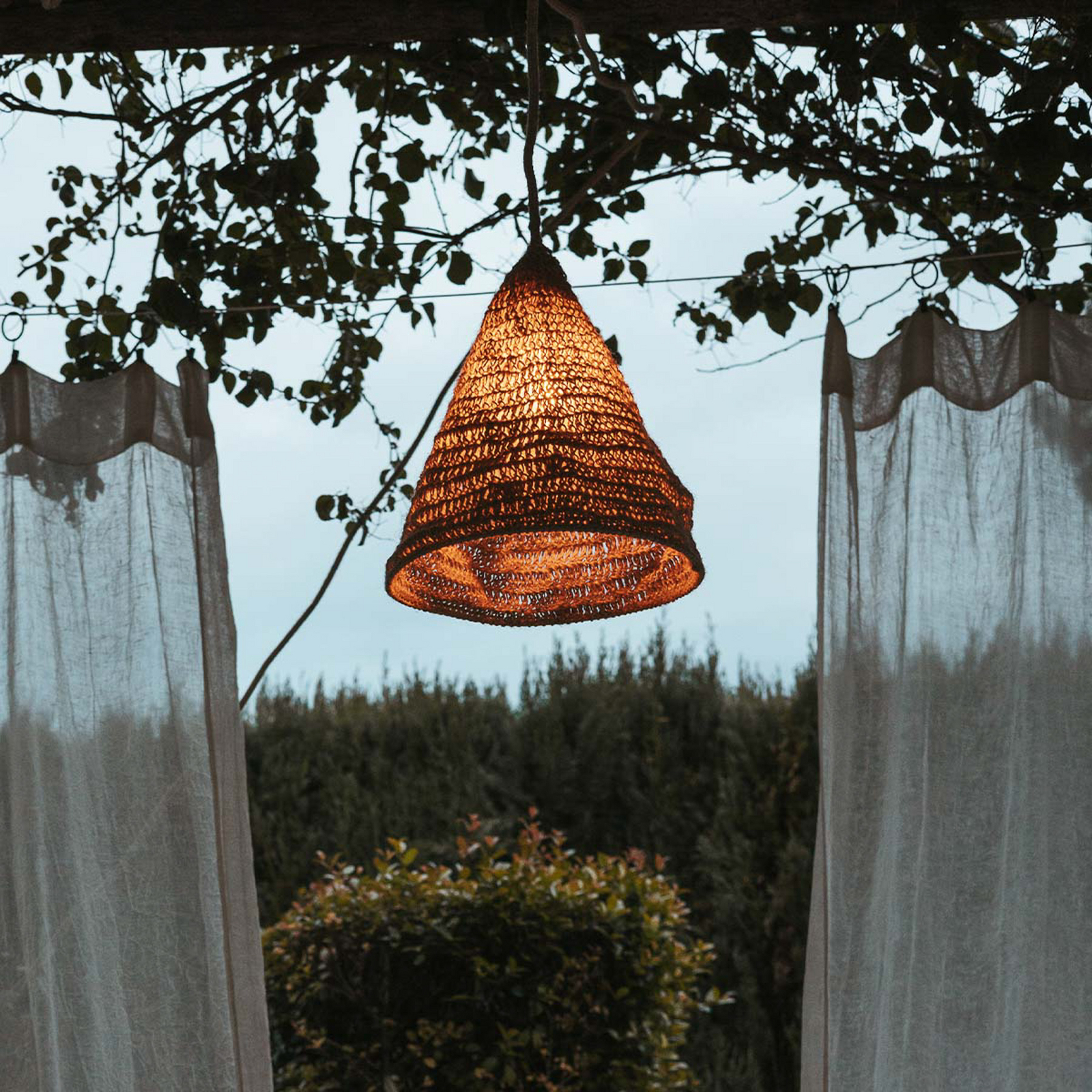 Newgarden Pendelleuchte Maro, natur, Seegras, Ø 30 cm, IP44