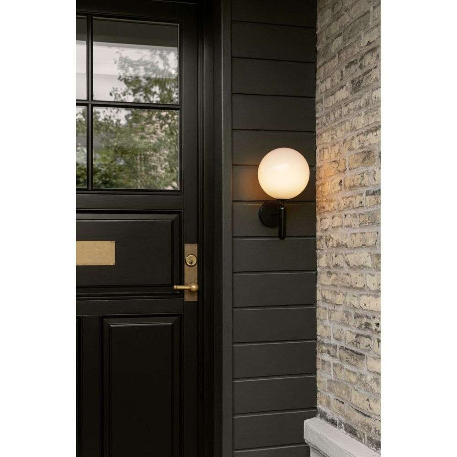 Udendørs væglampe Miira, sort/opal, Ø 20 cm Nuura Aps - Terrasse - Skandinavisk - Metal - Med én lyskilde billede