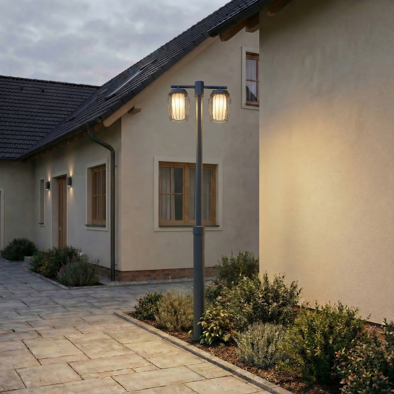 Luminaire d'extérieur Lucande Chandan, hauteur 215 cm, anthracite, à 2 lampes