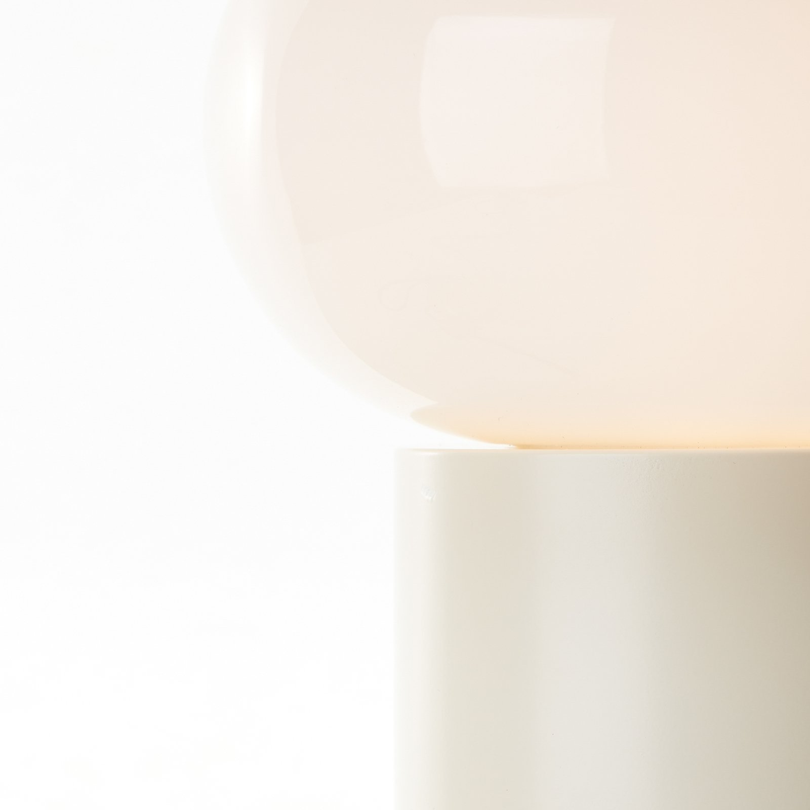 Bordslampa Daeny med glasskärm, beige