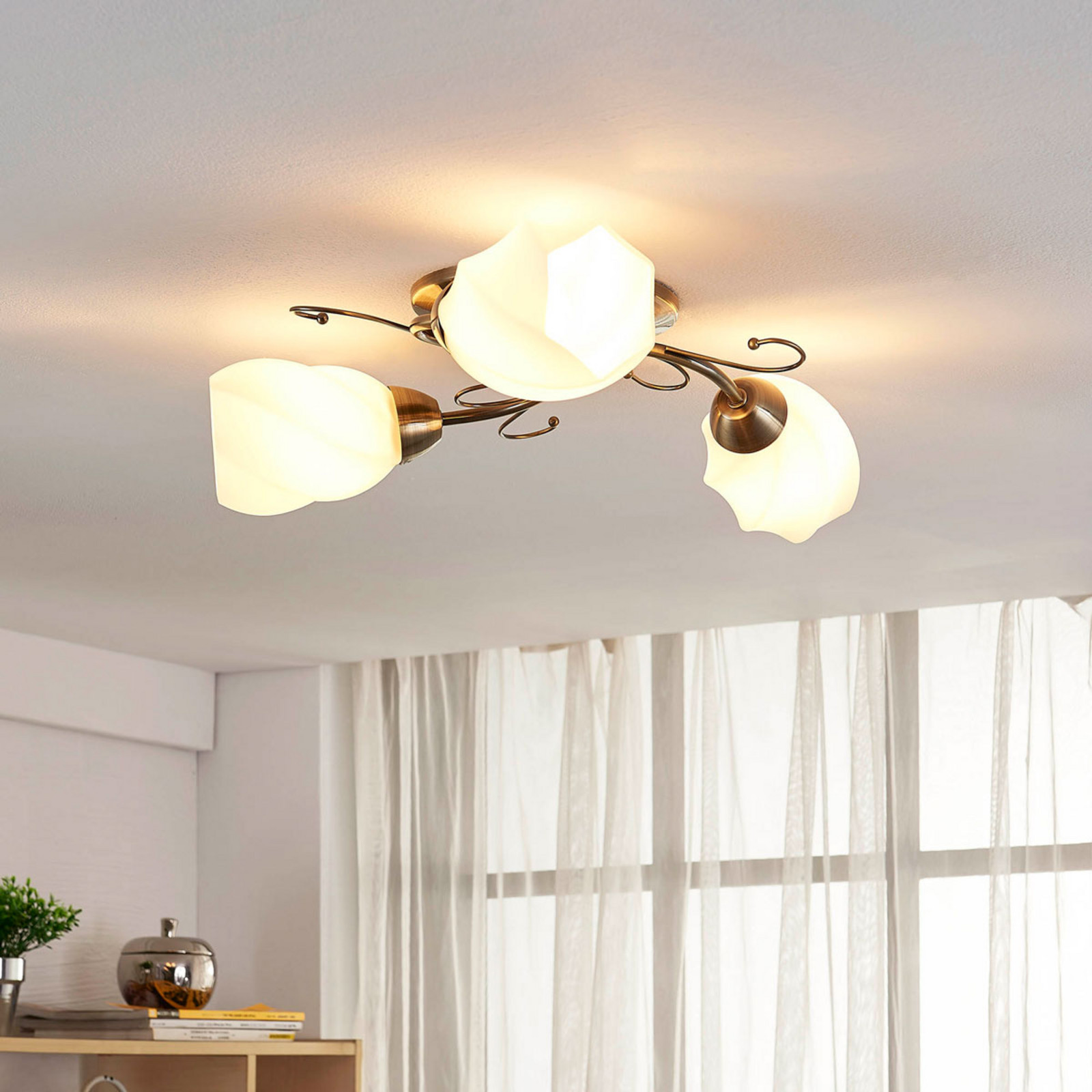 Lindby Amedea plafonieră cu design romantic - Camera de zi / sufragerie - Antichitate - alb alamă antică - Sticlă