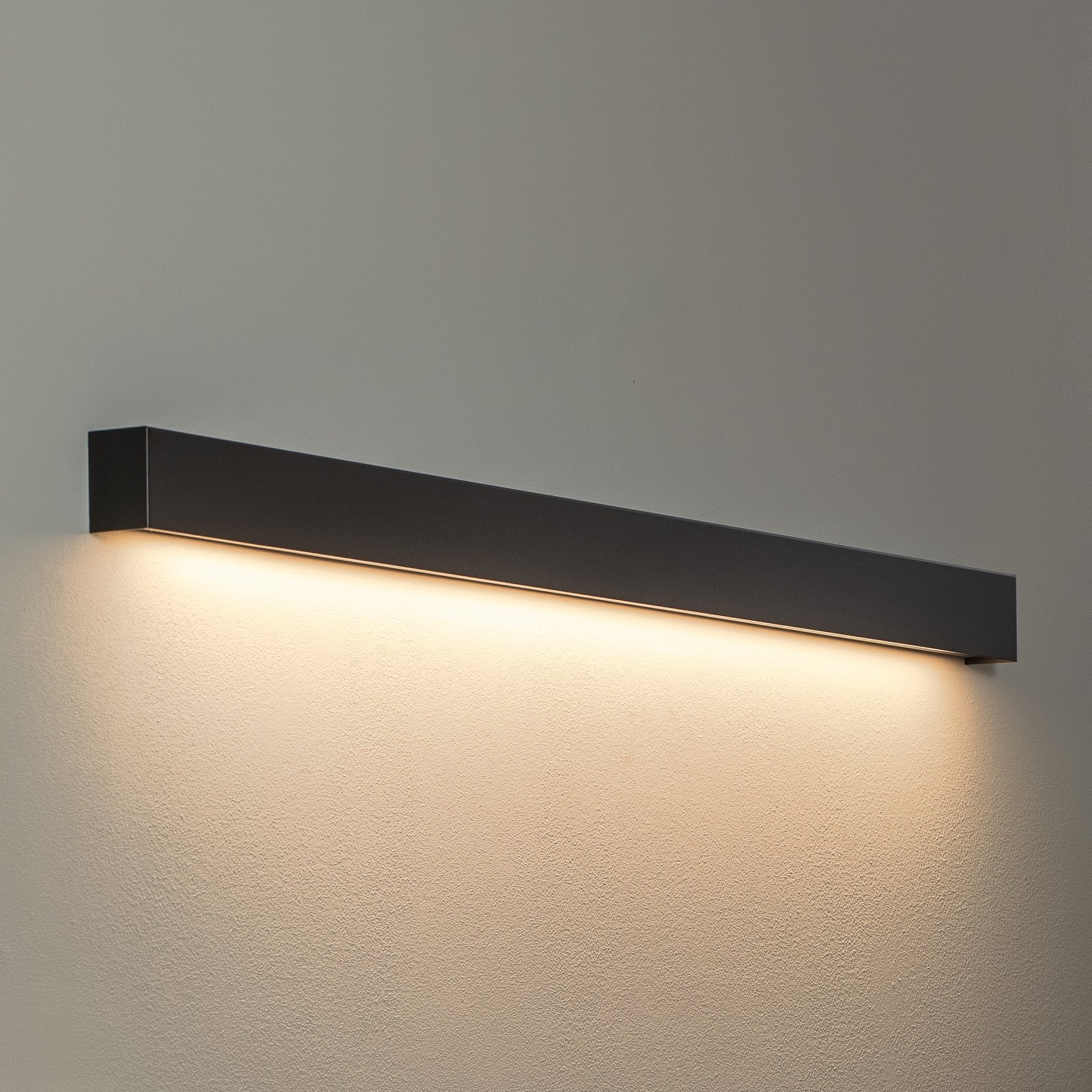 Taisna L sienas lampa, 122 cm, melna