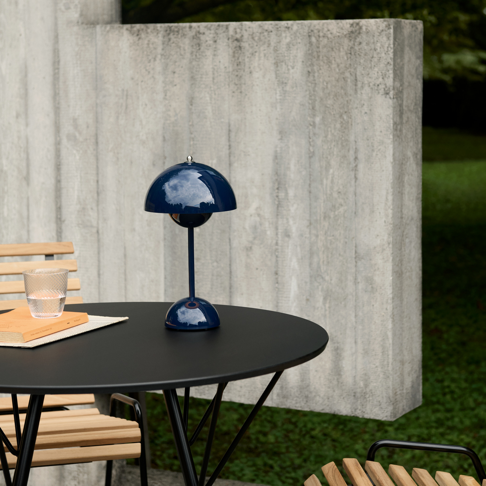 Flowerpot VP9 LED-Akku-Tischlampe stahlblau IP44, &TRADITION