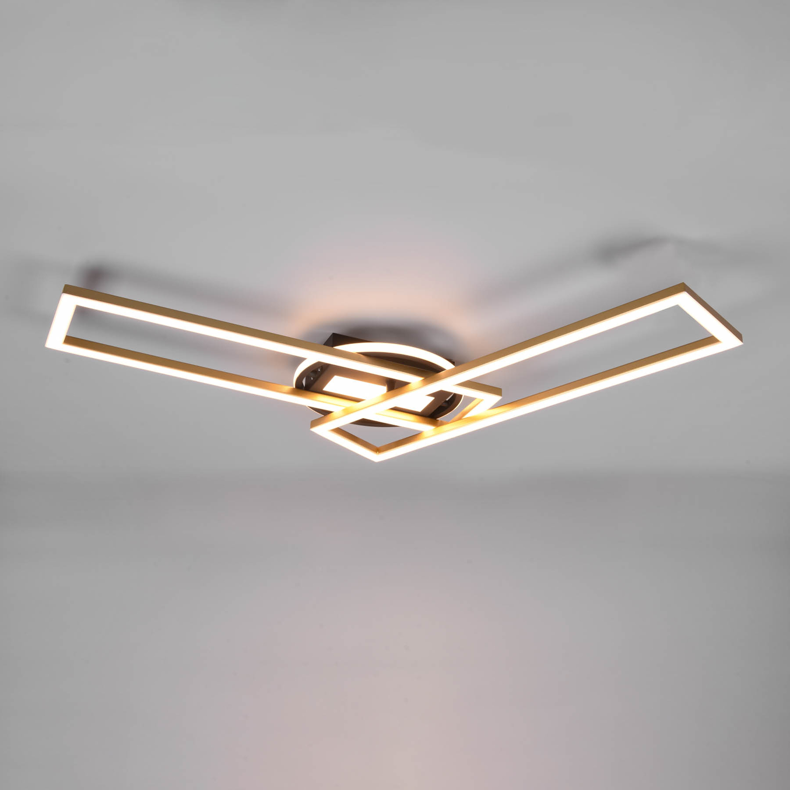 Twister LED ceiling lamp, rotatable, remote, brass