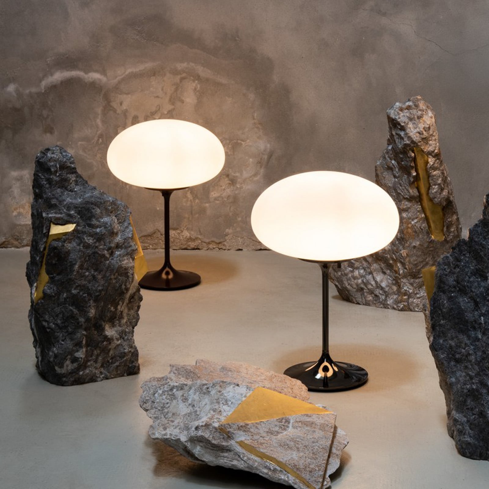 Lampa de masă Gubi Stemlite negru-crom înălțime 42 cm dimabil - Camera de zi / sufragerie - Design - negru-crom alb opal - Metal