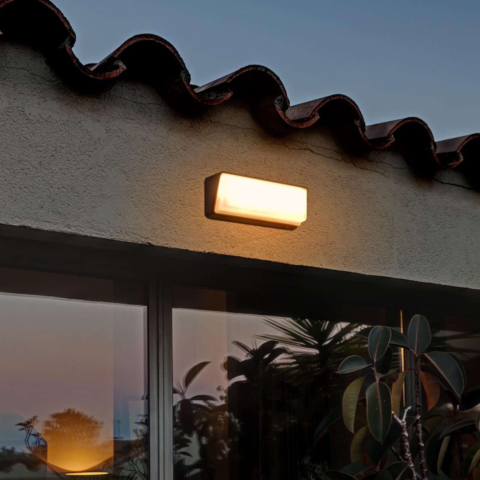 Zeitlose Außenwandlampe Half mit LED-Licht