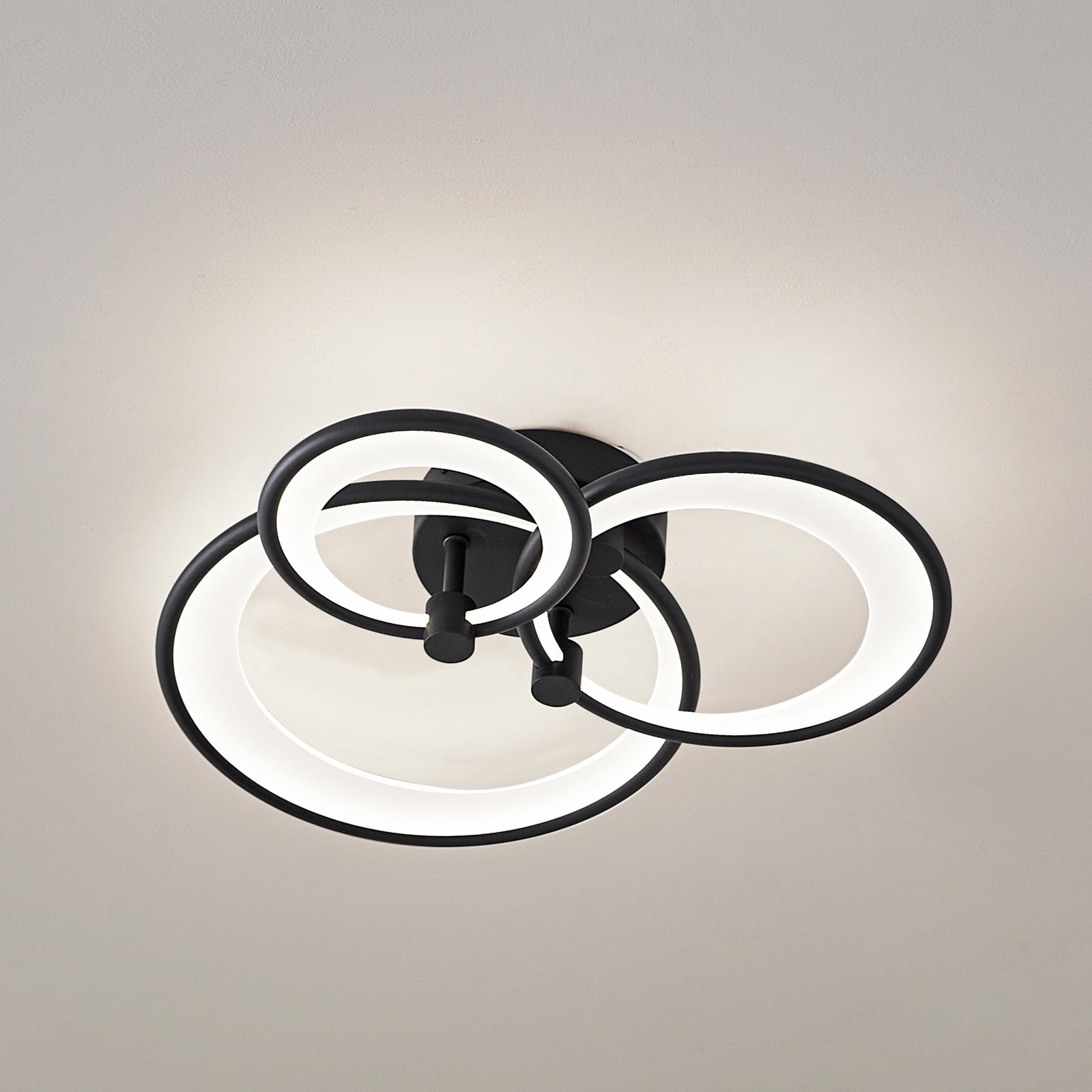 Sorma stropné LED svetlo, čierne, CCT, stmievateľné - Lindby Sorma stropné LED svetlo, čierne, CCT, stmievateľné - Lindby