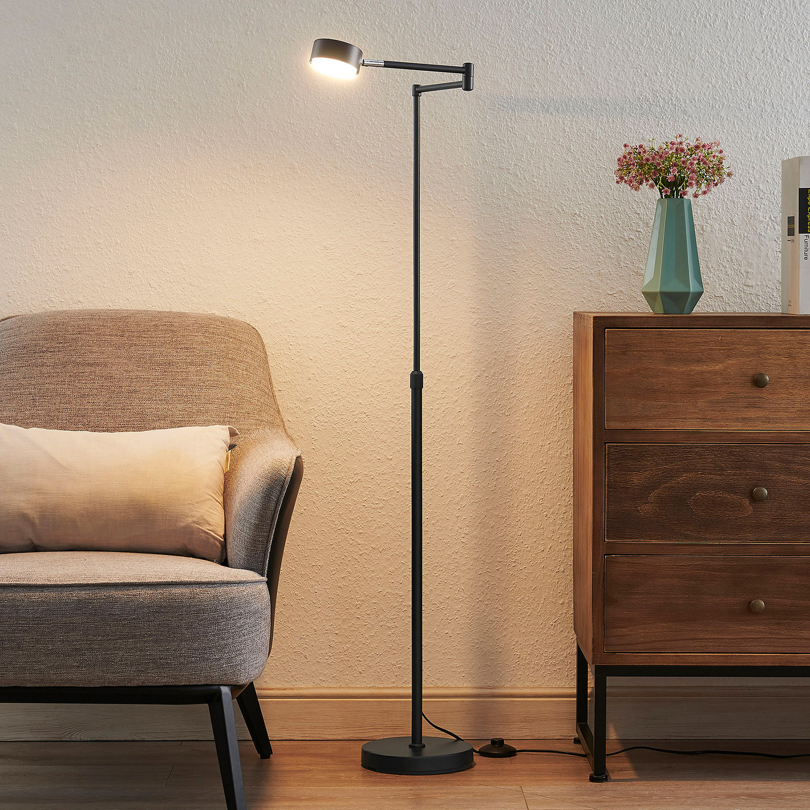 Lindby Kaylou LED-Stehlampe, verstellbar, schwarz