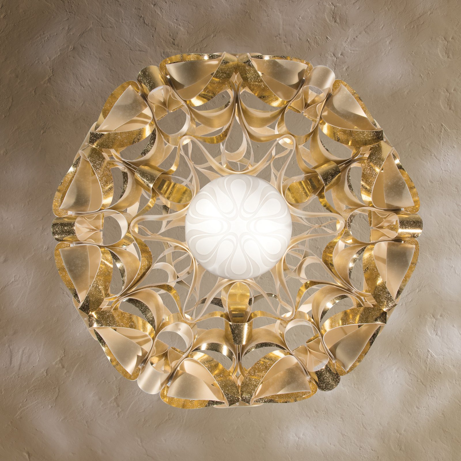 Závesná lampa Slamp Quantica, zlatá farba, Ø 75 cm