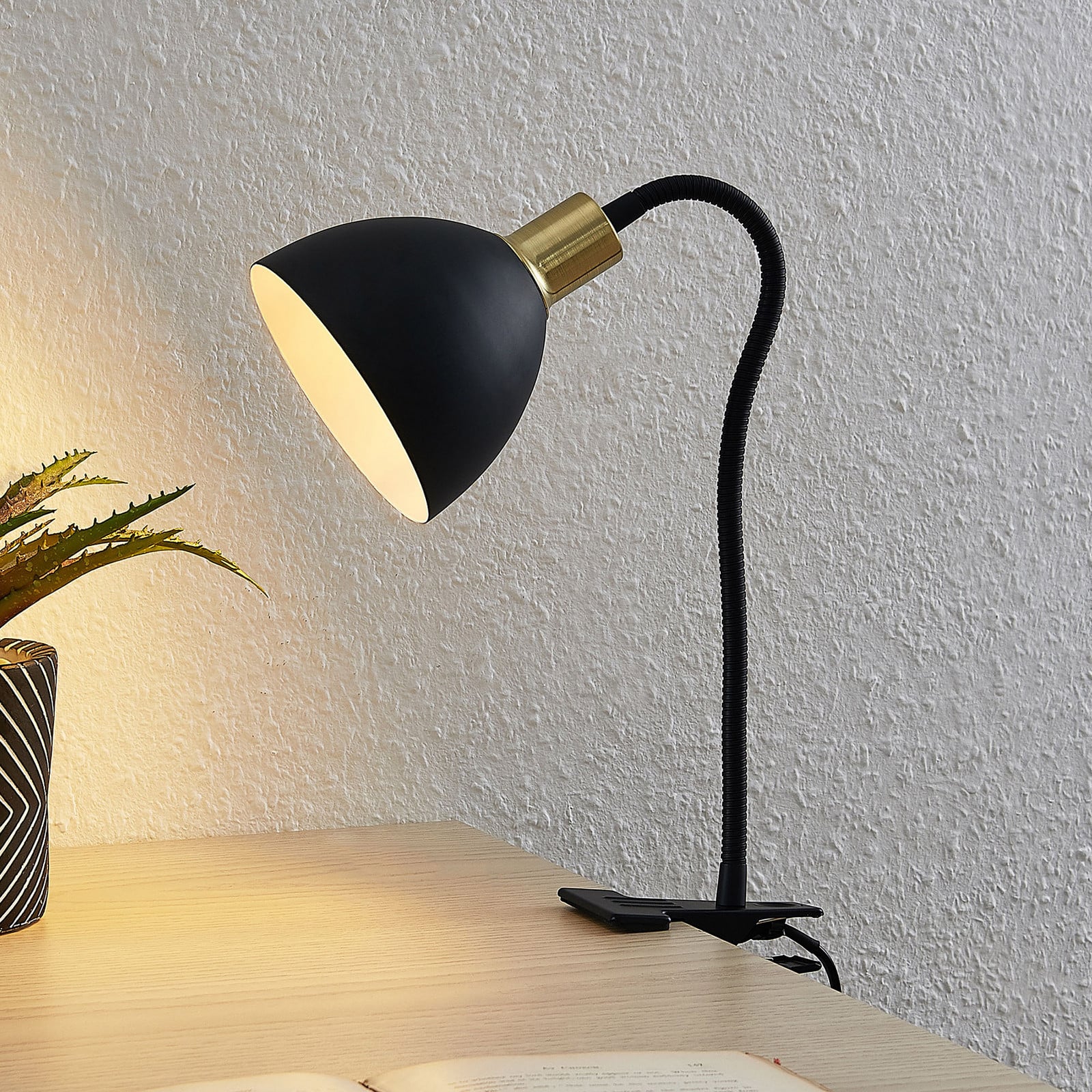Genora Klämlampa Black Lindby - Vardagsrum - Modern - Metall - Med en ljuskälla | Produkter - Spotlights - Takspot | Lampspecialisterna