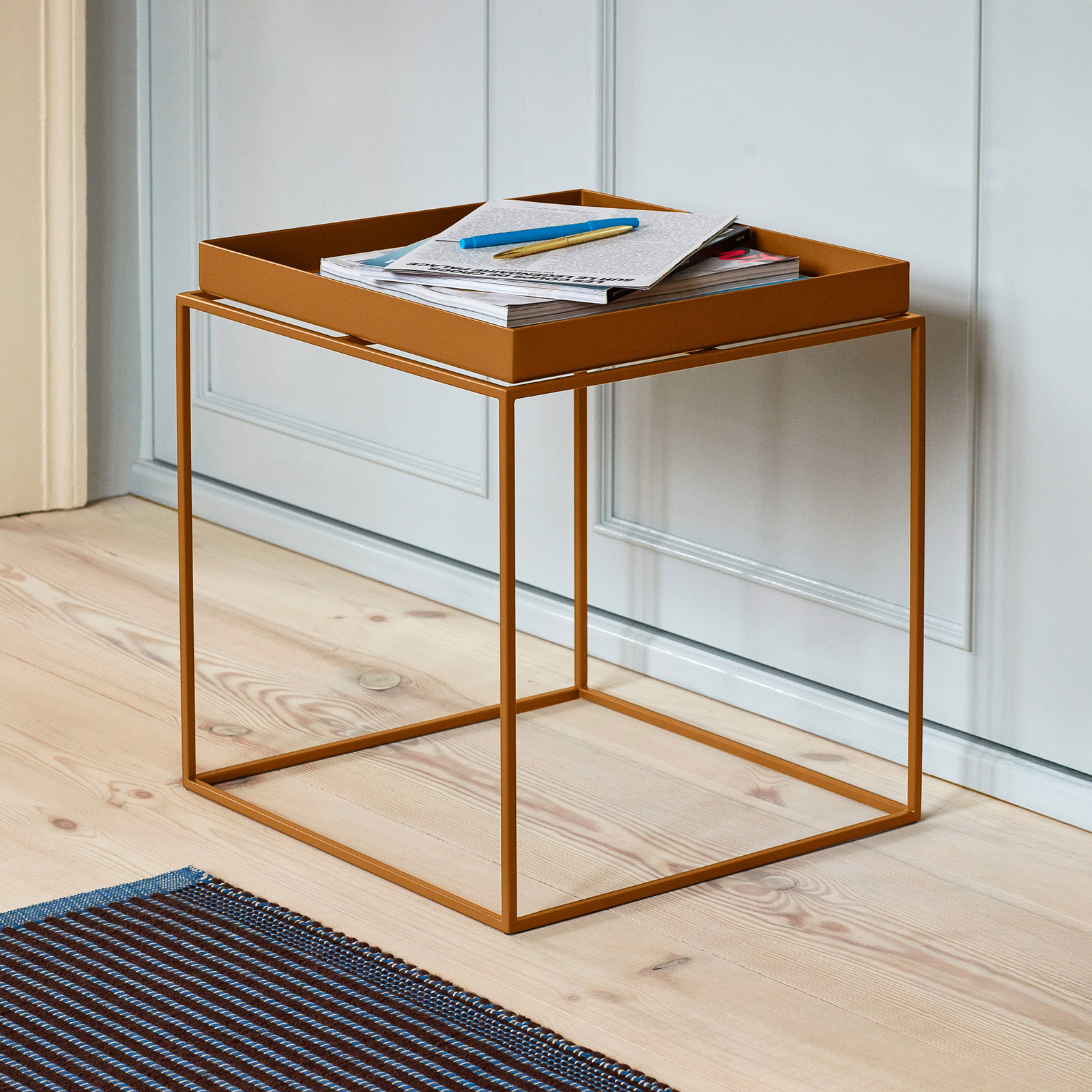 Tray sidobord, ljusbrunt, stål, 40 x 40 cm - HAY