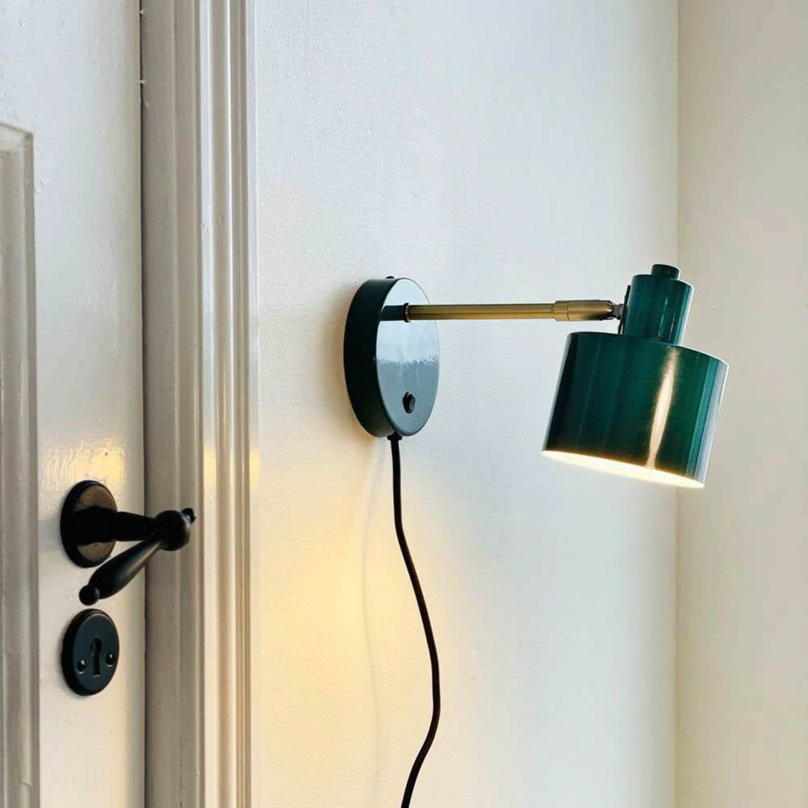 Dyberg Larsen vegglampe Ocean, mørkegrønn, utstikk 30 cm