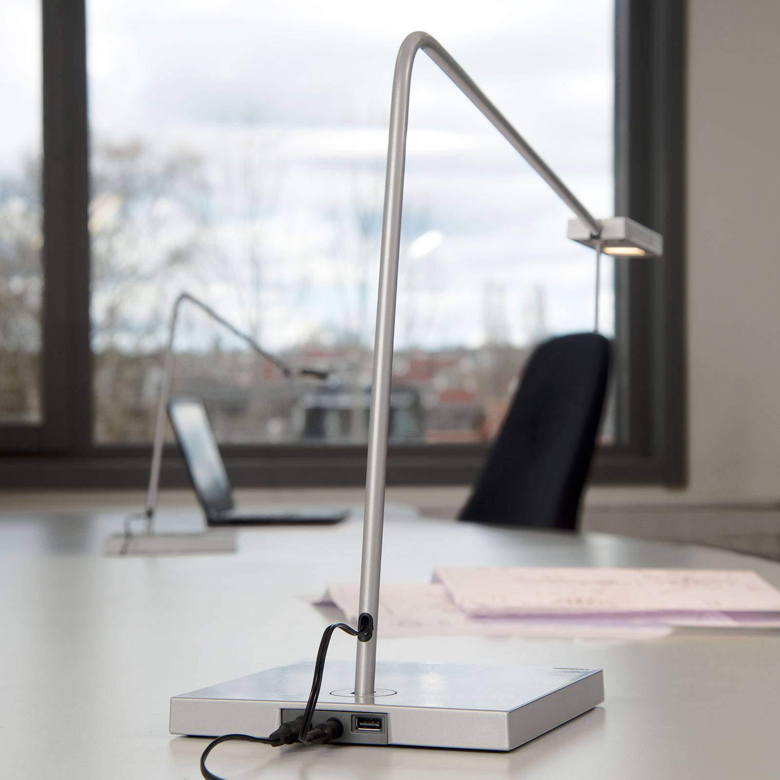 Lampe de bureau LED Ninety avec pied gris argenté