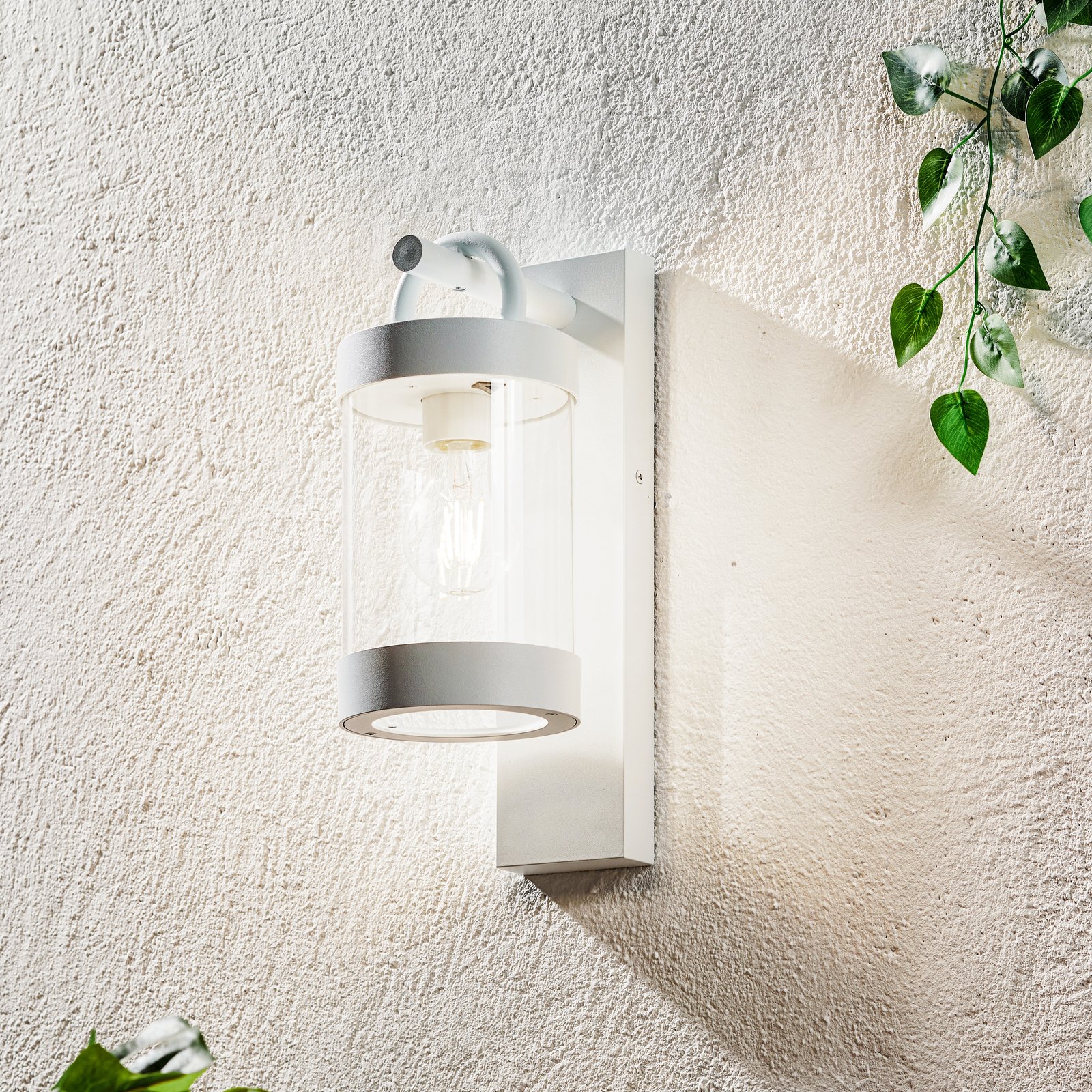 Sambesi outdoor wall lamp, twilight sensor, white