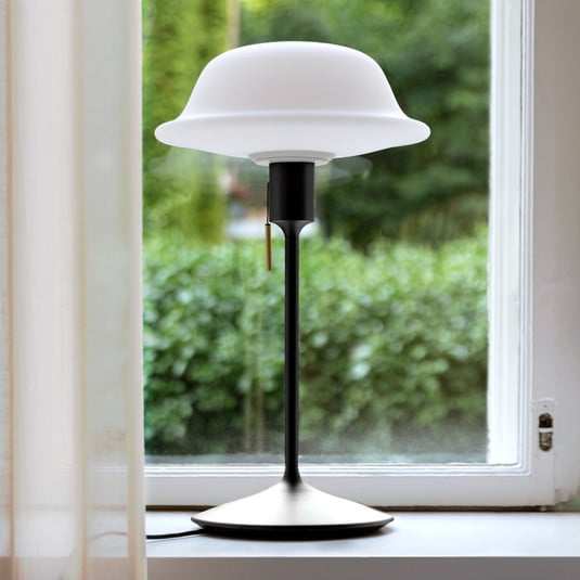 UMAGE Butler Tischleuchte Glasschirm, Fuß schwarz