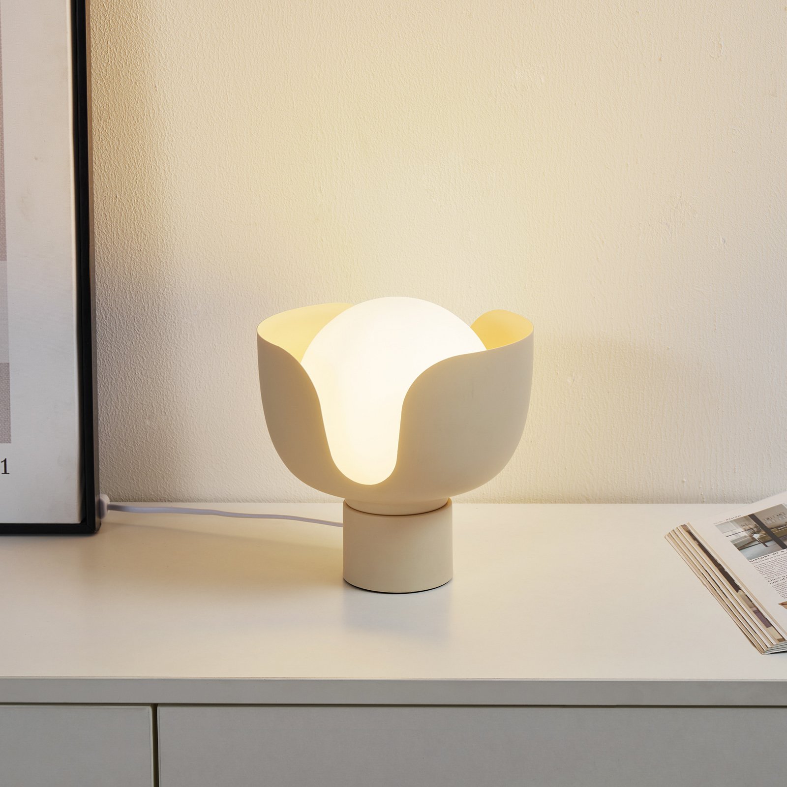 Lindby Tischleuchte Fiora, beige, Glas, Metall, Ø 20 cm