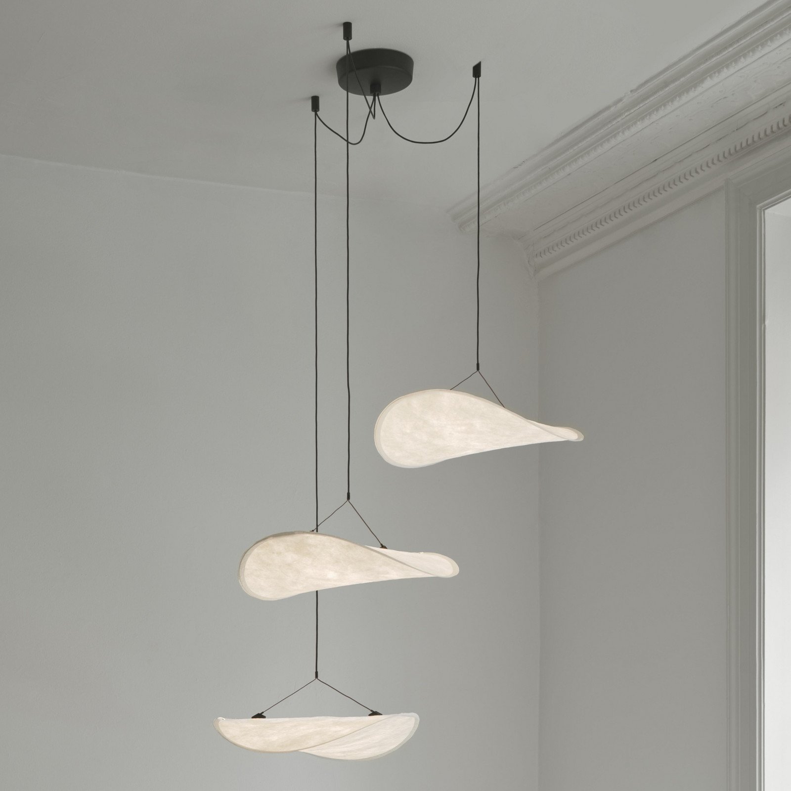 New Works Lampă suspendată LED Tense alb Ø 152 cm 3 becuri - Camera de zi / sufragerie - design - alb. negru - Plastic
