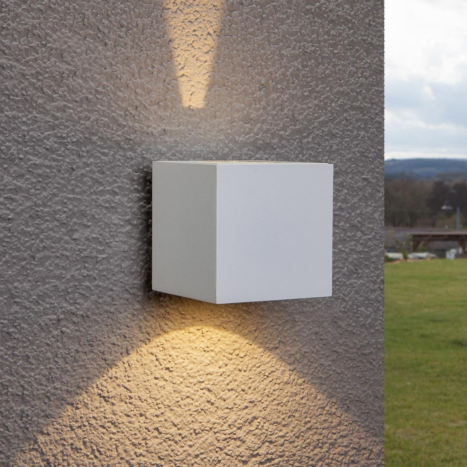 White LED outdoor wall light Jarno, cube form