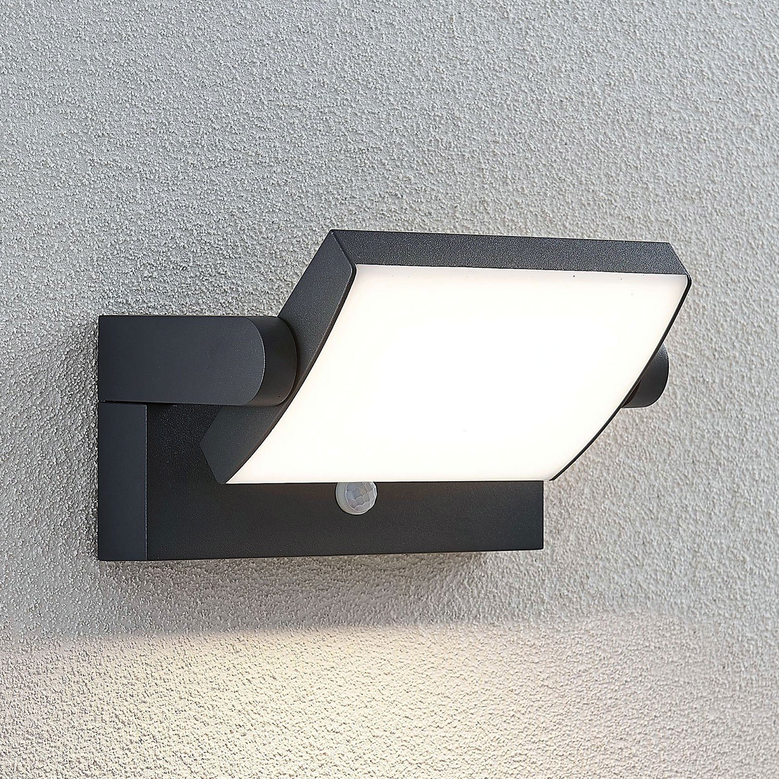 Lindby LED buitenwandlamp Sherin, draaibaar, bewegingsmelder