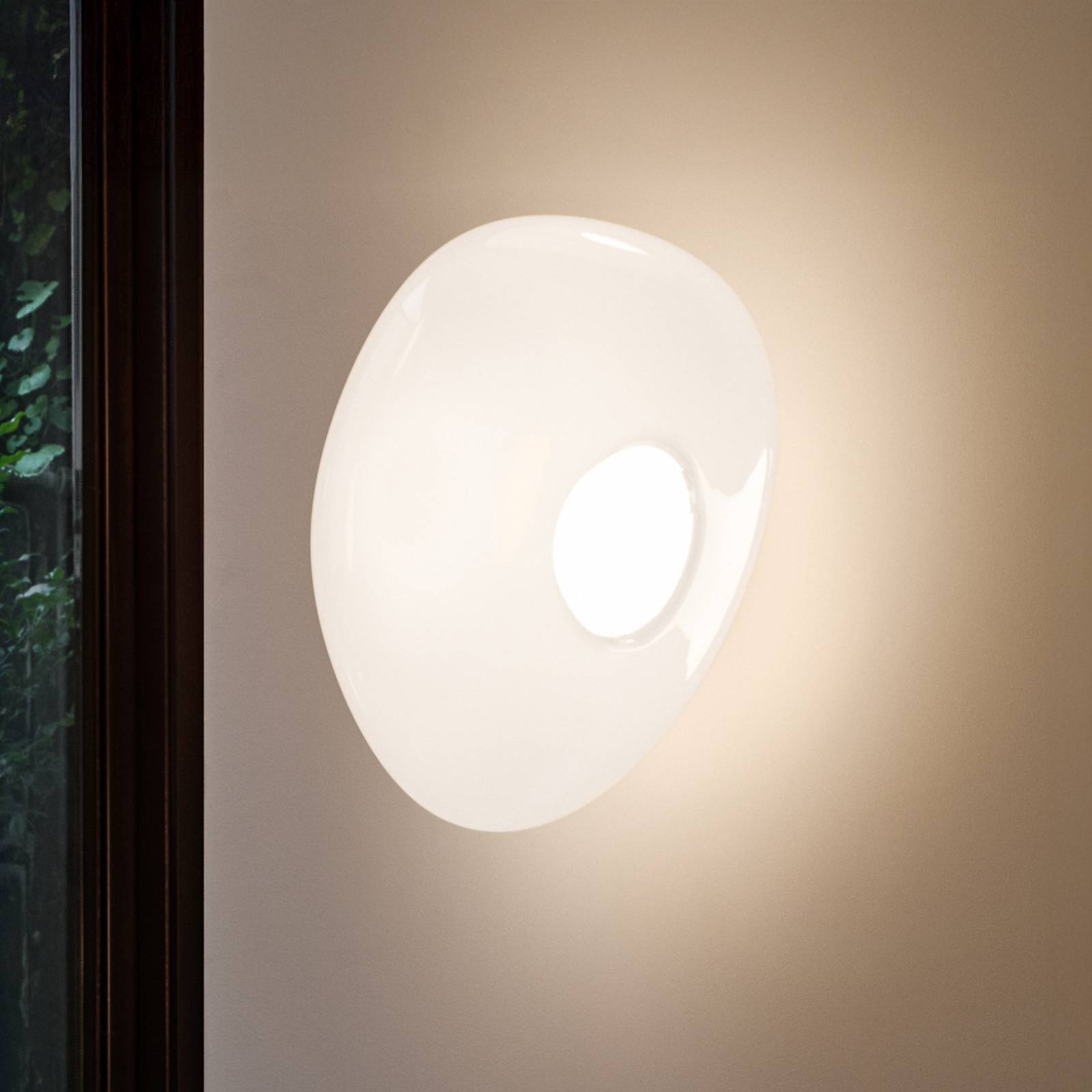 Levně Tom Dixon Tom Dixon LED nástěnné světlo Melt, Ø 50 cm, opálová/chromová