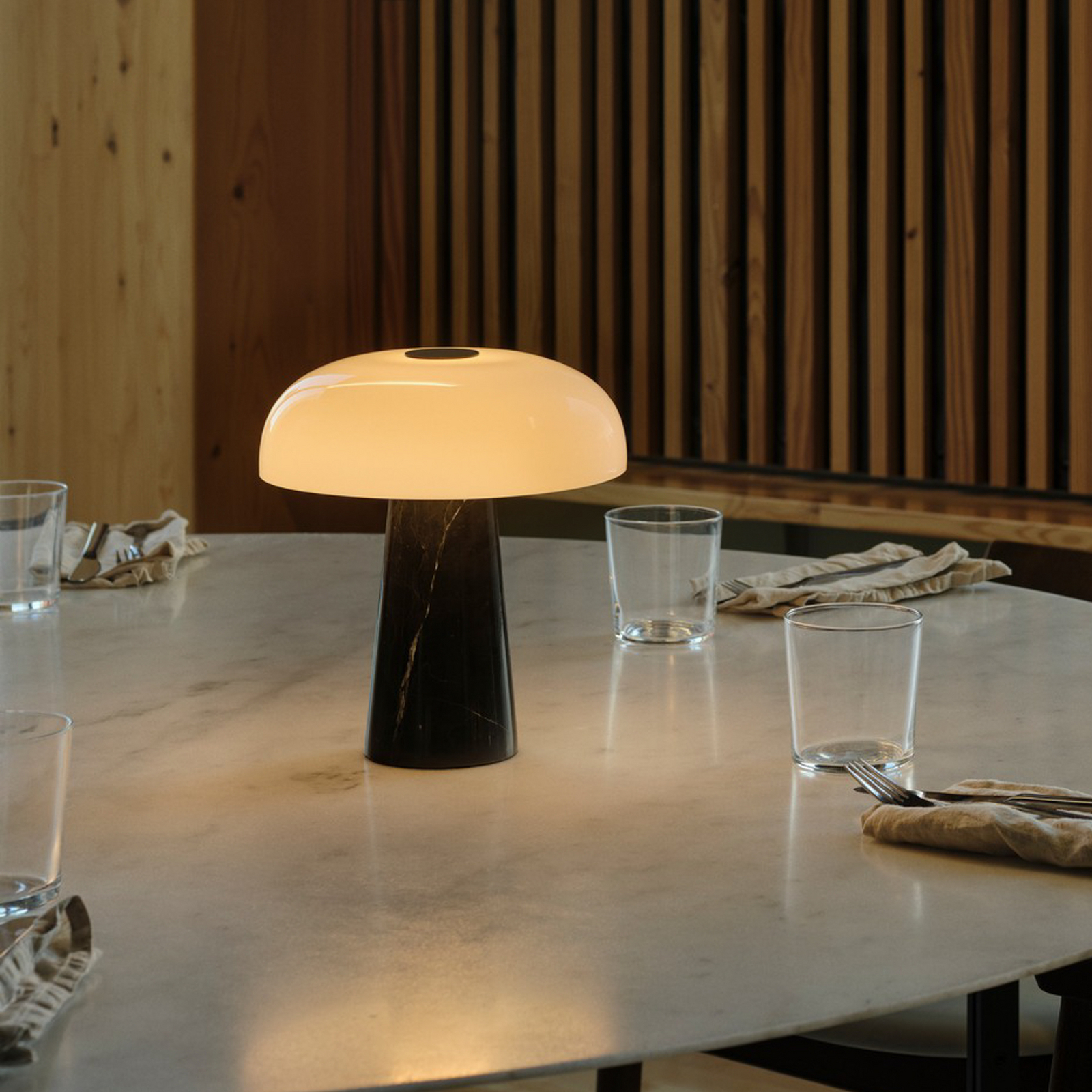 Lampa stołowa LED na akumulator Glossy mini, czarny marmur, ściemniana Lampa stołowa LED na akumulator Glossy mini, czarny marmur, ściemniana