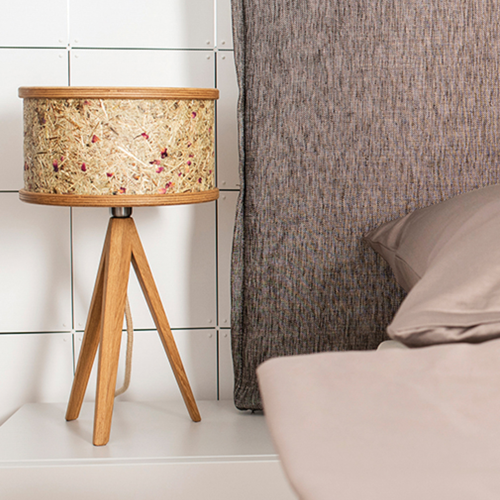 ALMUT 2610 table lamp made of oak and hay