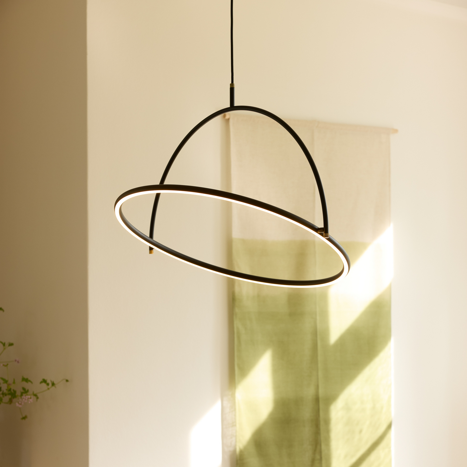 TILT LED hanglamp, Ø 60 cm, zwart, stepdim - Halo Design