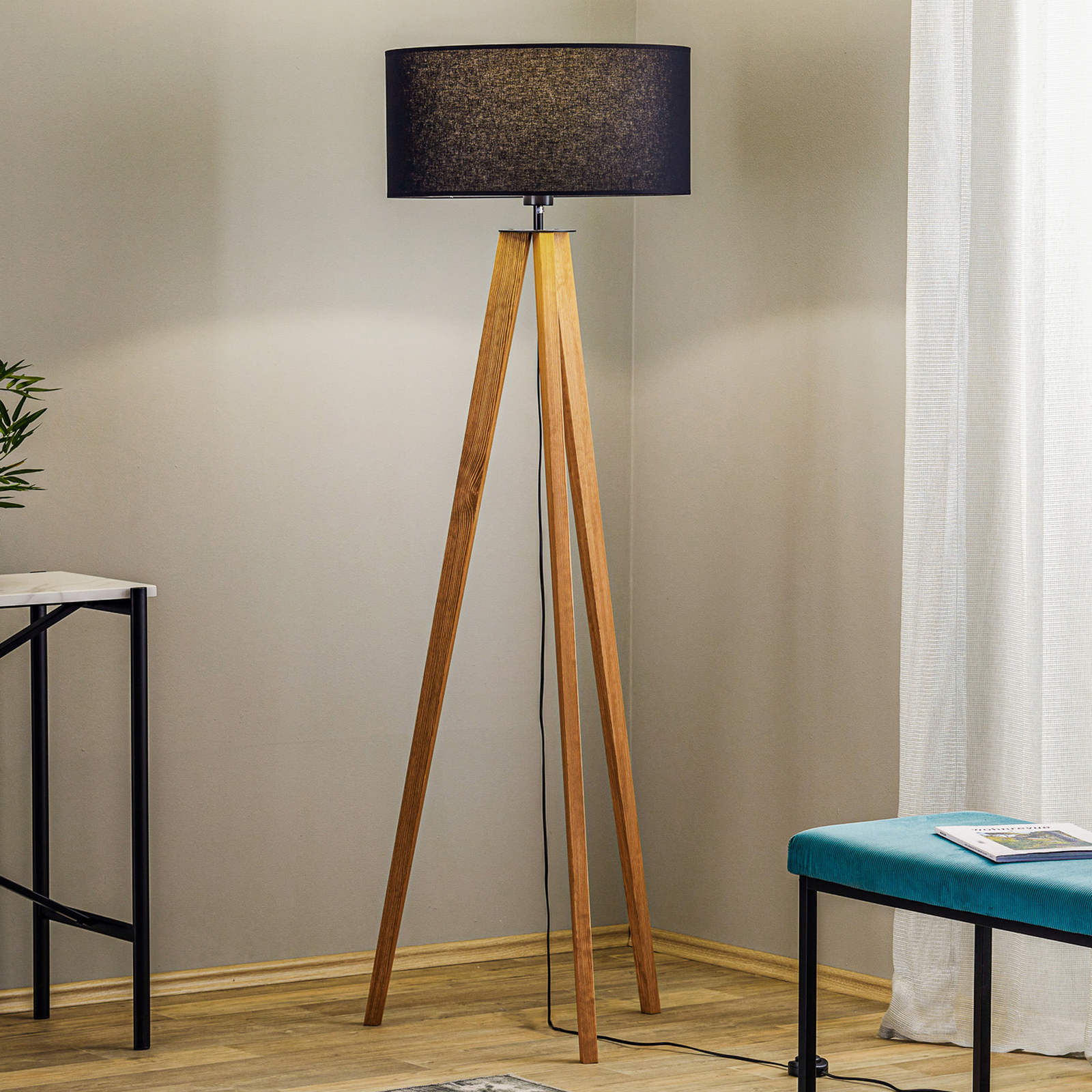 Lampa stojąca Maira, trójnóg, sosna, czarna