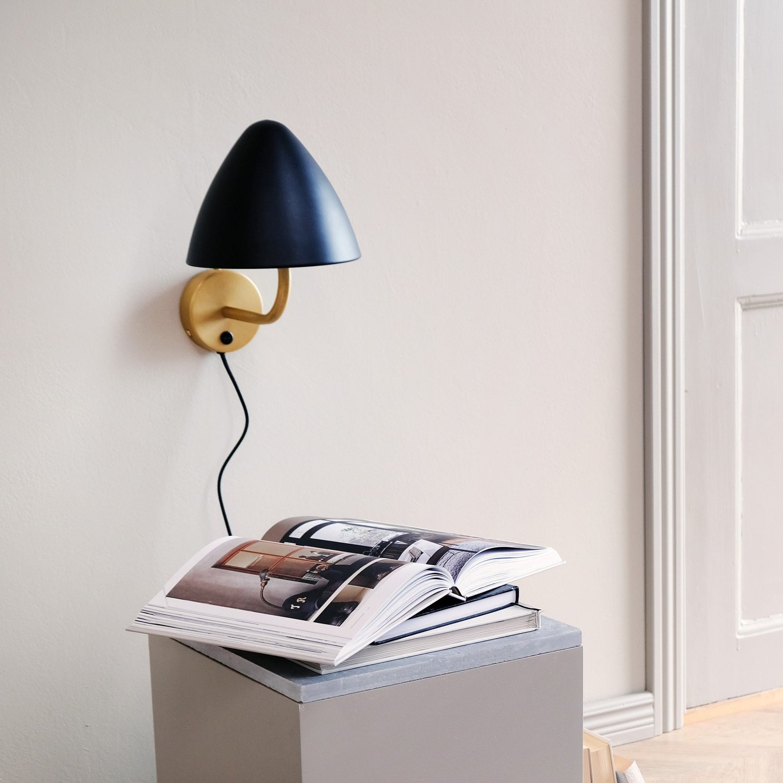 Dyberg Larsen wall lamp Oulu, black/brass, Ø 20.3 cm