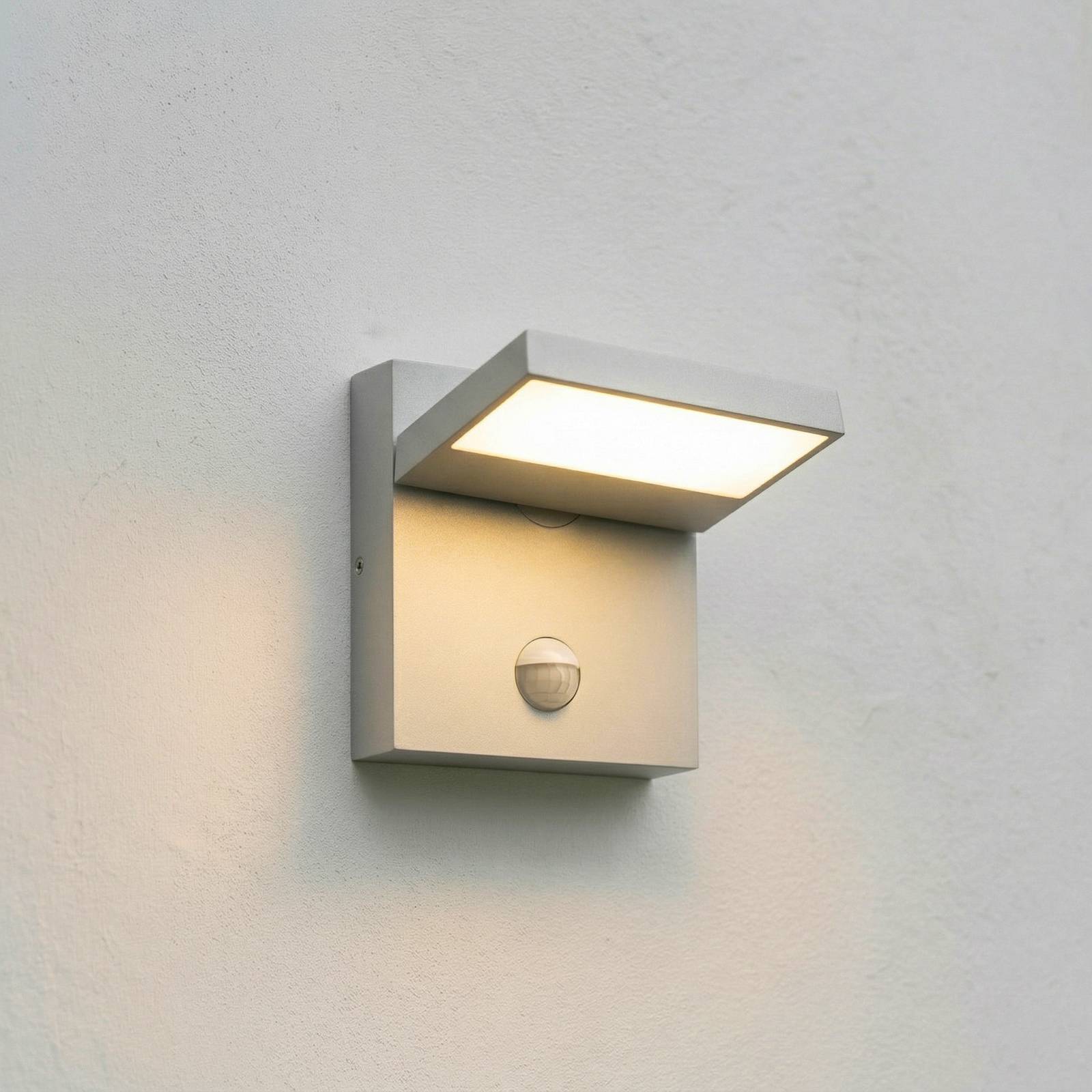 Applique d'extérieur LED Lucande Silvan, grise, avec détecteur, IP54