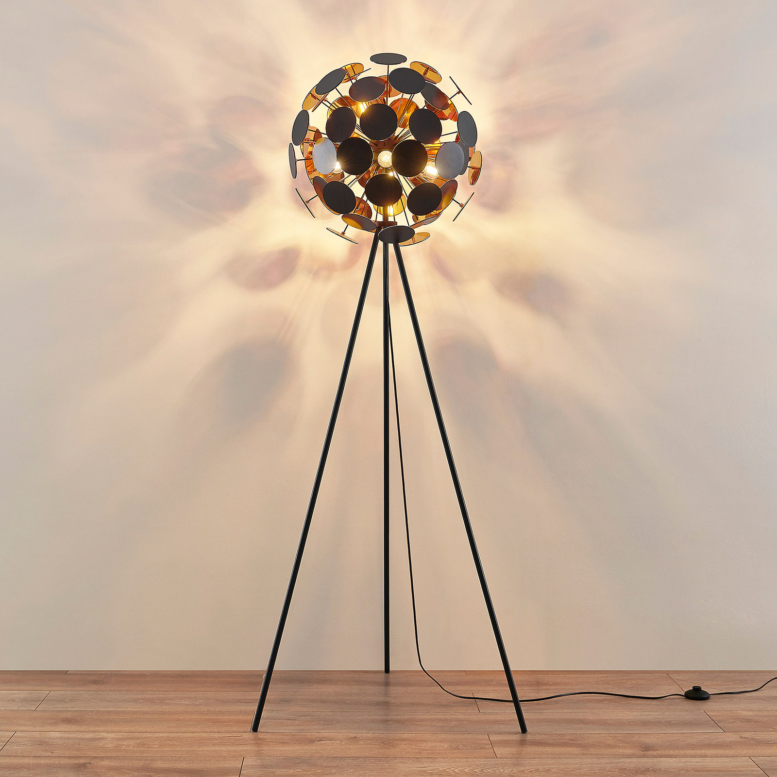 Lindby Dotani floor lamp with ball shade, black