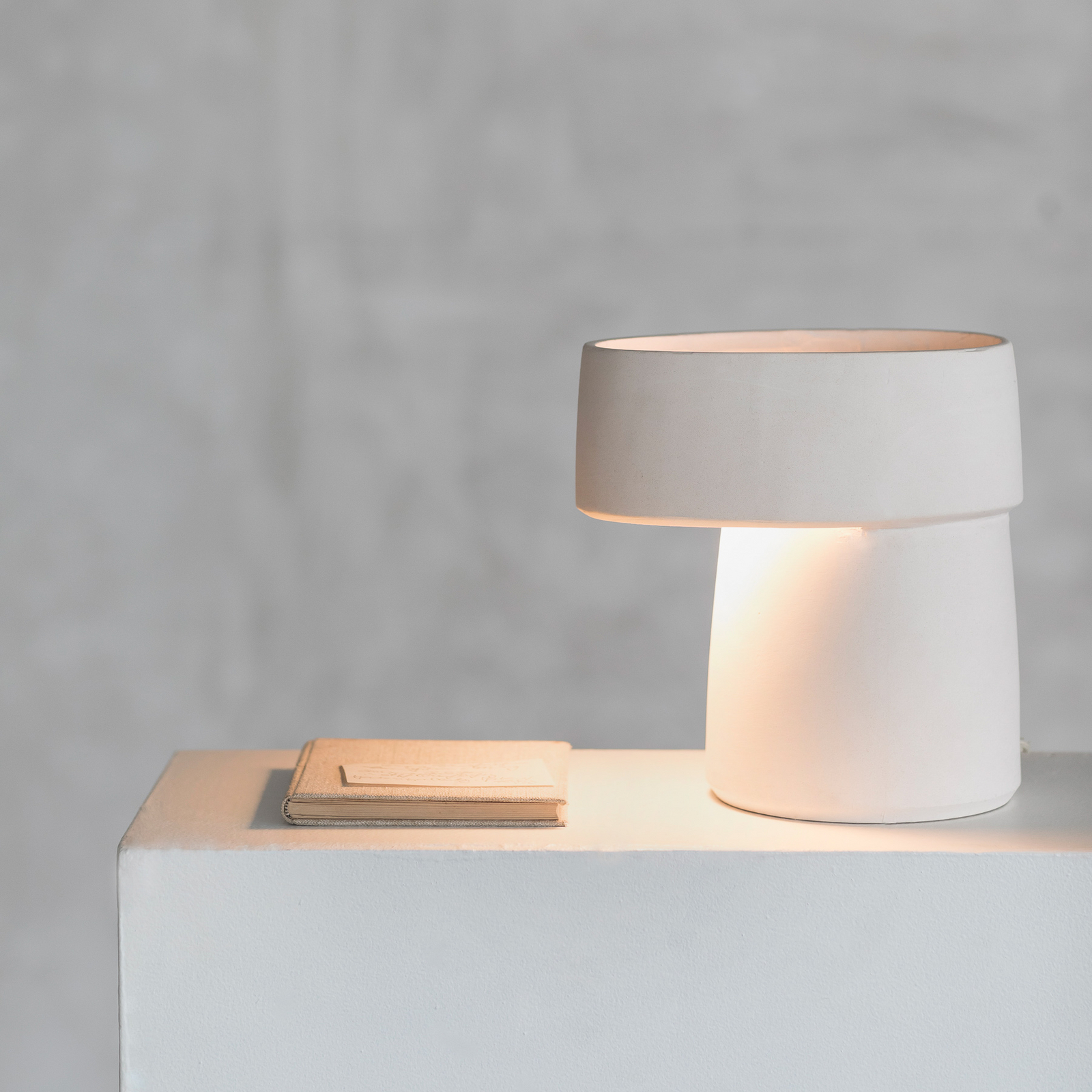 WHITE ROMÉ 01 bordlampe, beige, stentøj, højde 23,5 cm, E14 – Serax