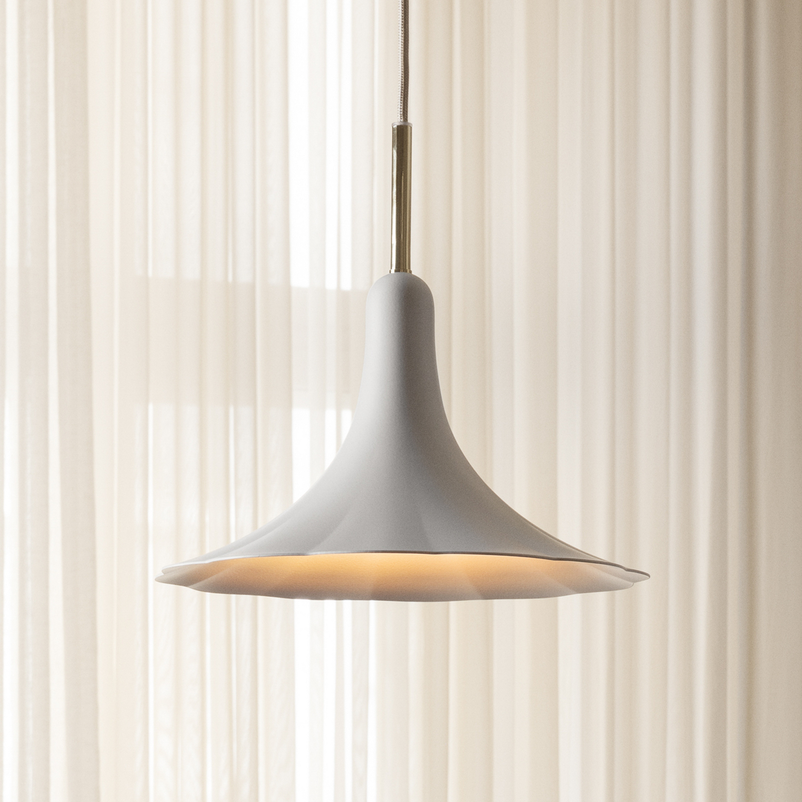 Suspension Petalii 1, blanc/laiton, Ø 28 cm - Nuura Suspension Petalii 1, blanc/laiton, Ø 28 cm - Nuura