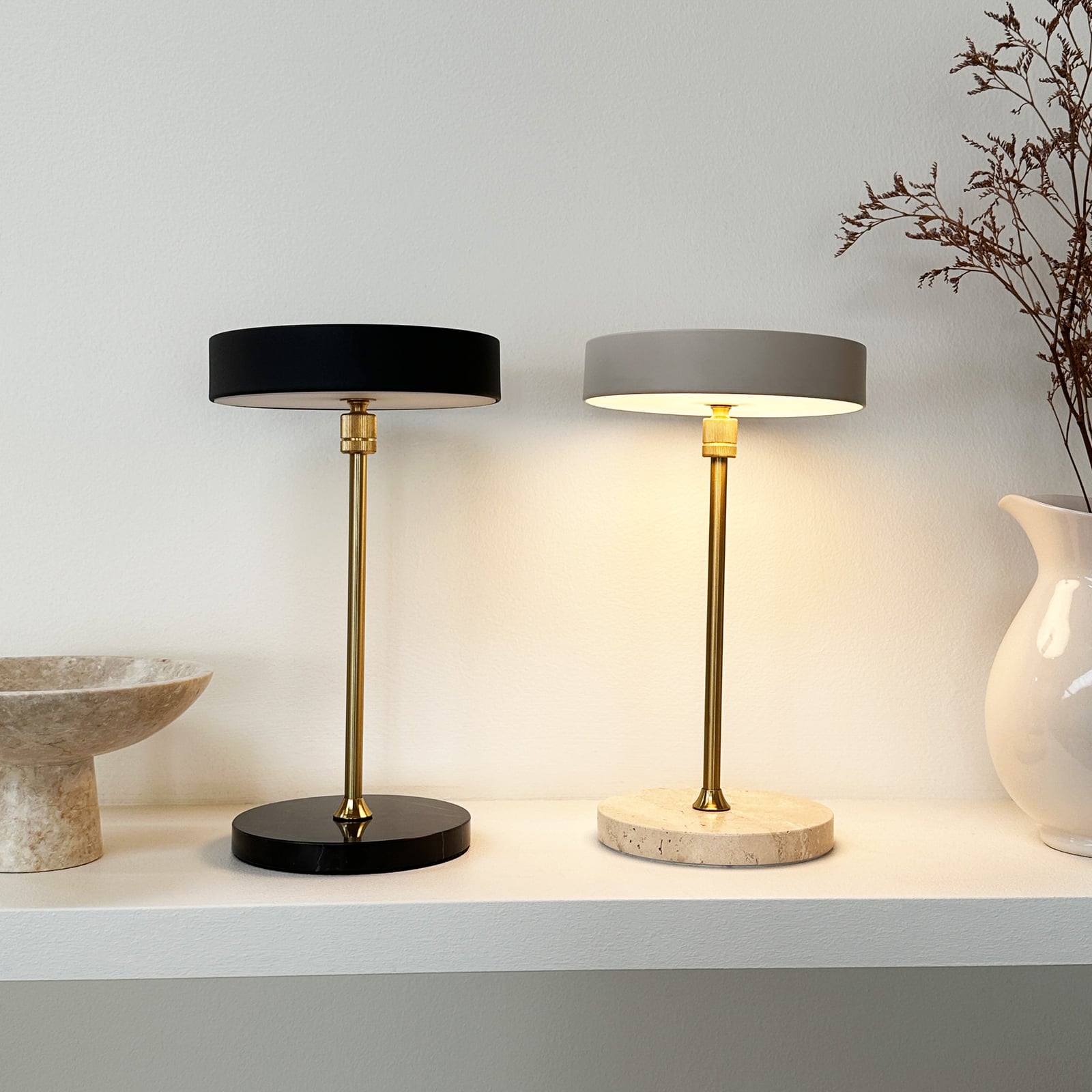 Moonlight LED-bordlampe med batteri, beige, metal, 3.000 K – Dyberg Larsen Moonlight LED-bordlampe med batteri, beige, metal, 3.000 K – Dyberg Larsen