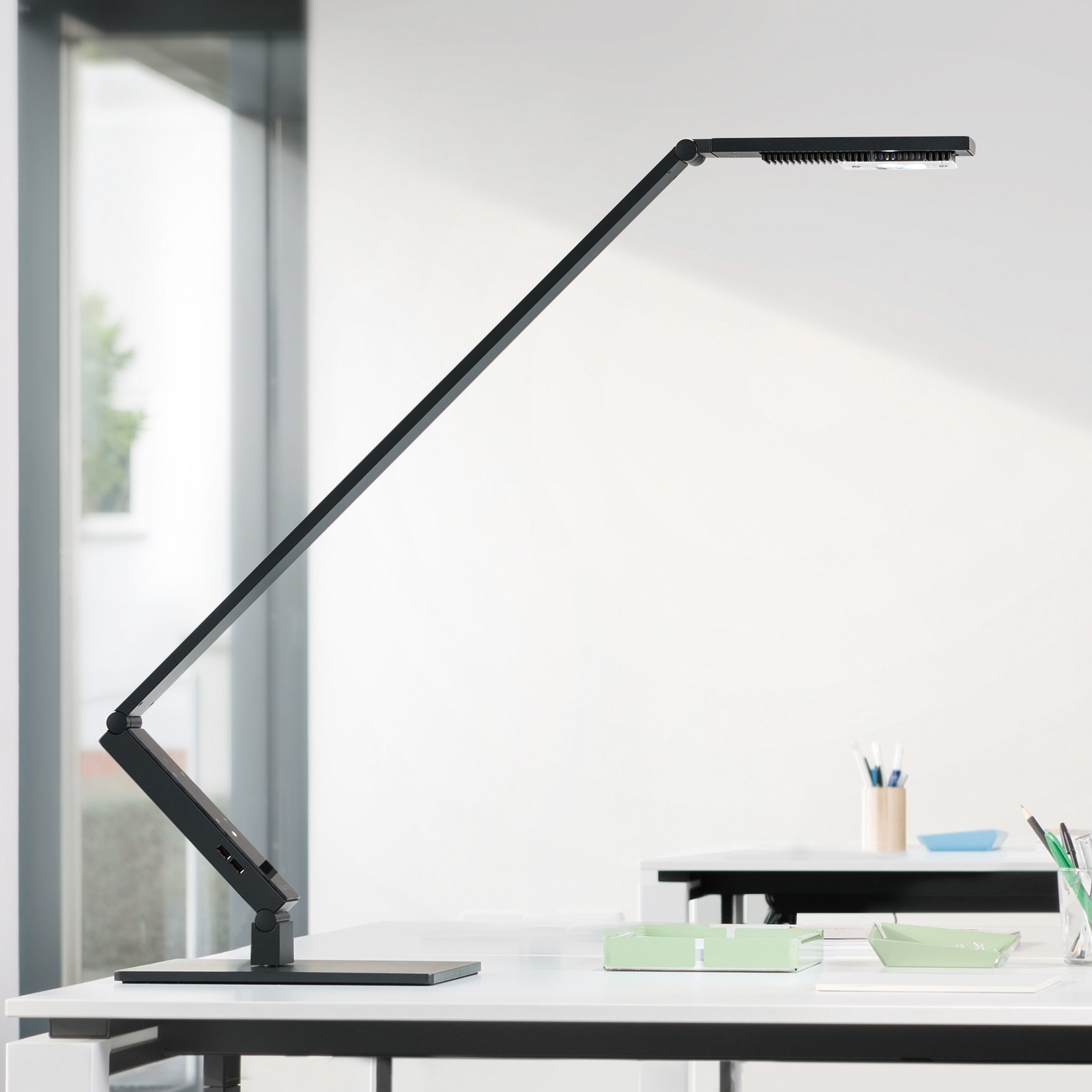 Luctra TableProLineaire LED tafellamp met voet