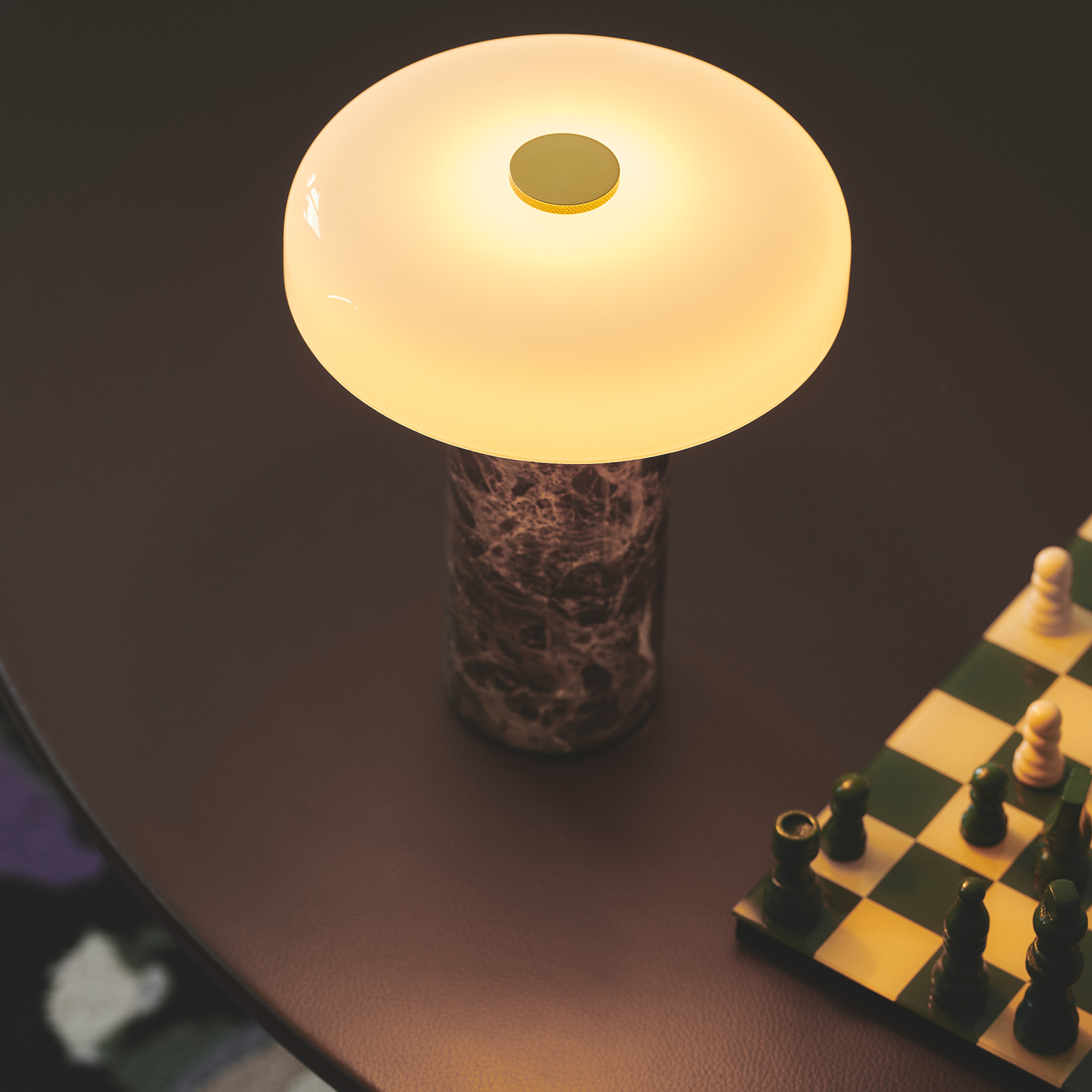 Trip LED oppladbar bordlampe, brun/hvit, marmor, glass, IP44