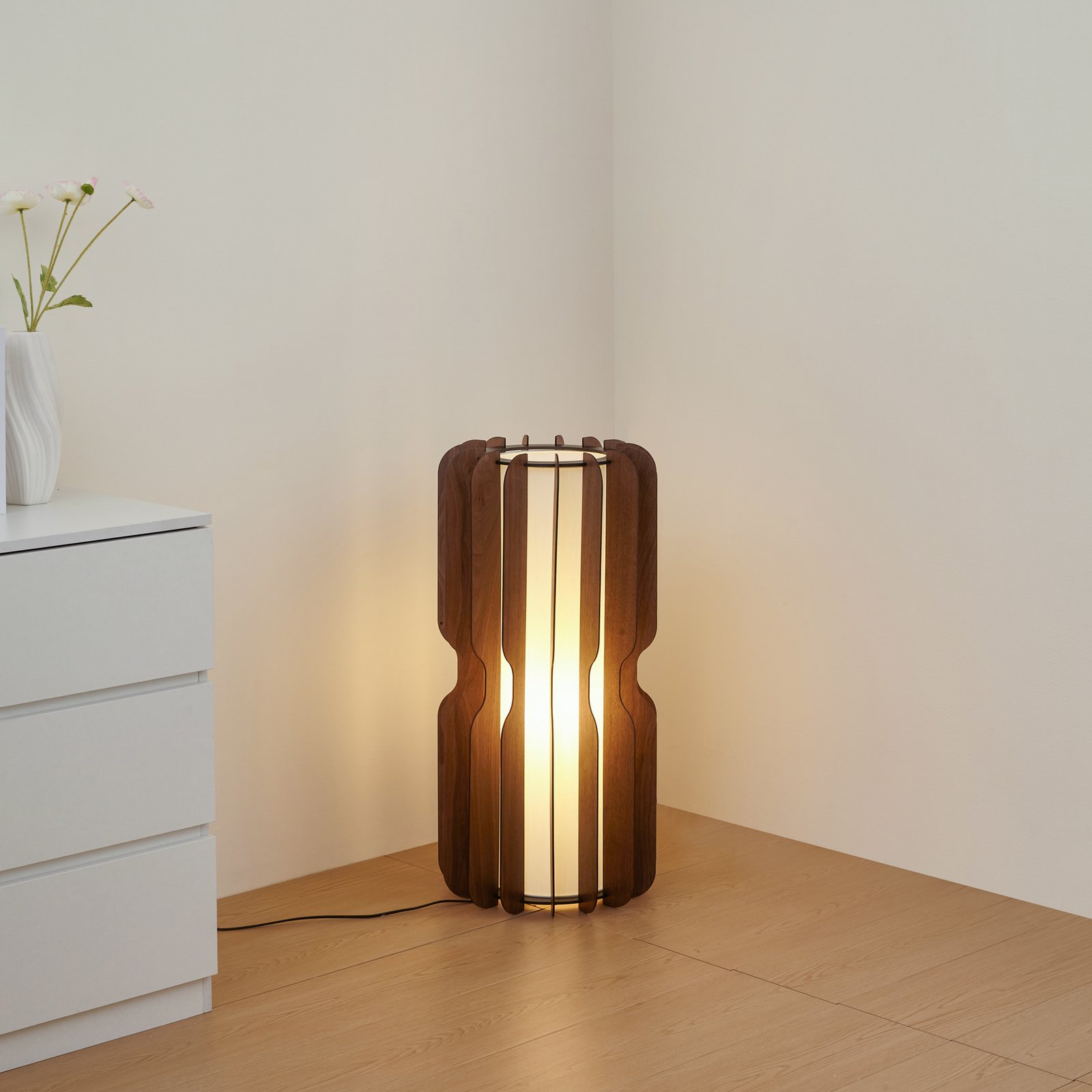 Lucande Stehleuchte Juneta, 75 cm, braun, Holz, Textil