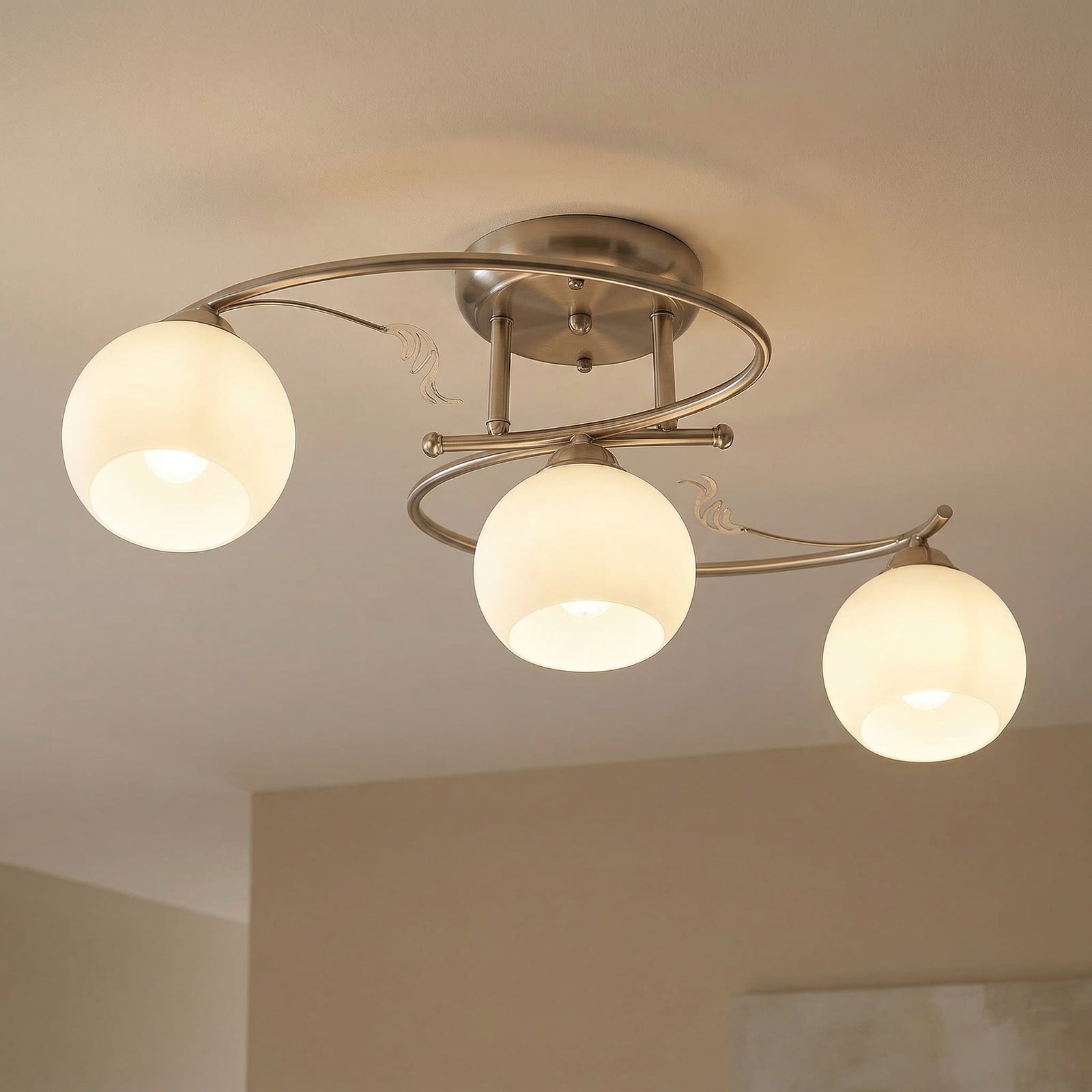 Lindby Plafoniera Svean, a 3 luci, nichel/bianco, vetro, lunghezza 60 cm