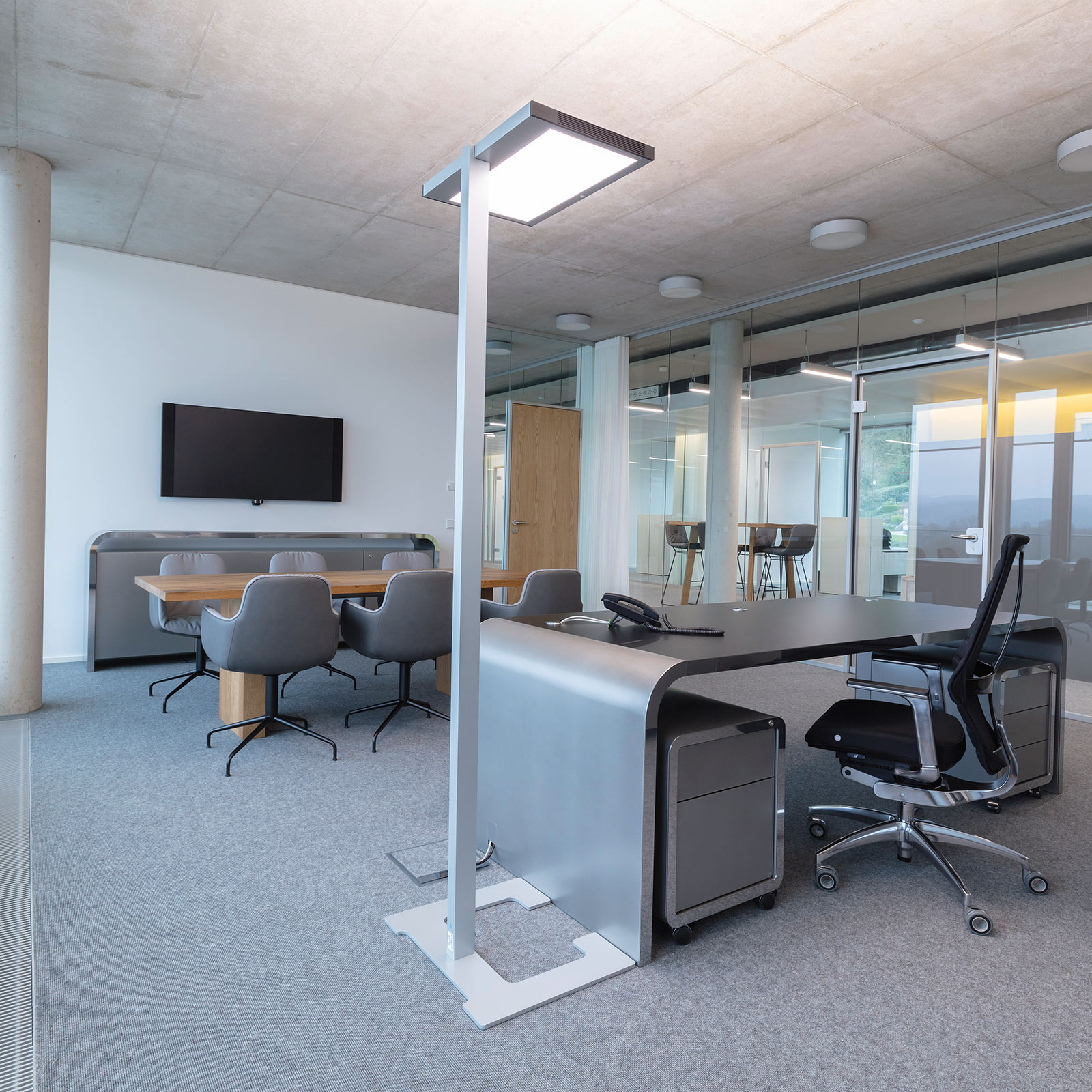 Luctra Vitawork LED kantoor vloerlamp met PIR