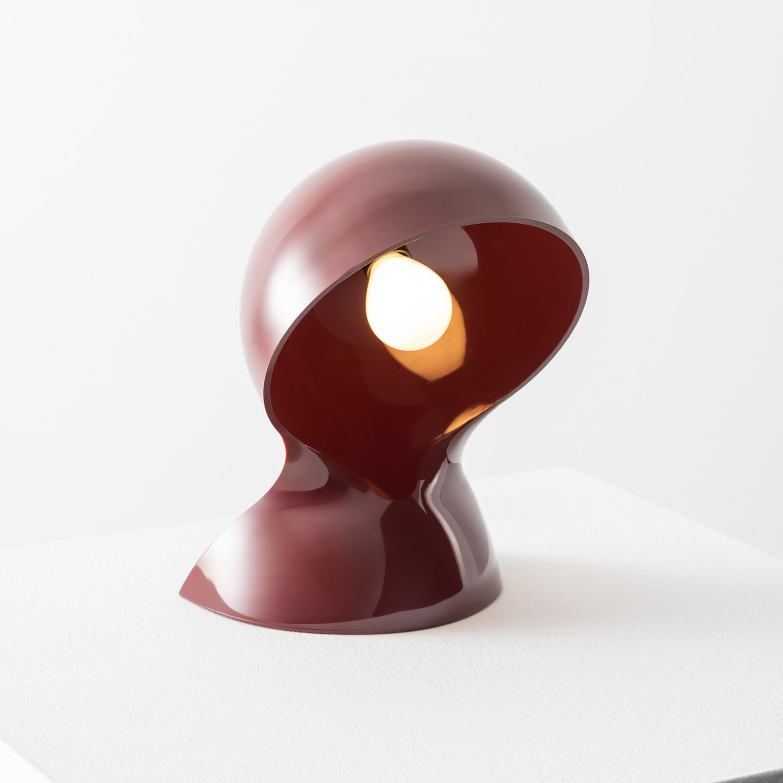 Lampe à poser Artemide Dalù, rouge rubis, hauteur 26 cm, E14