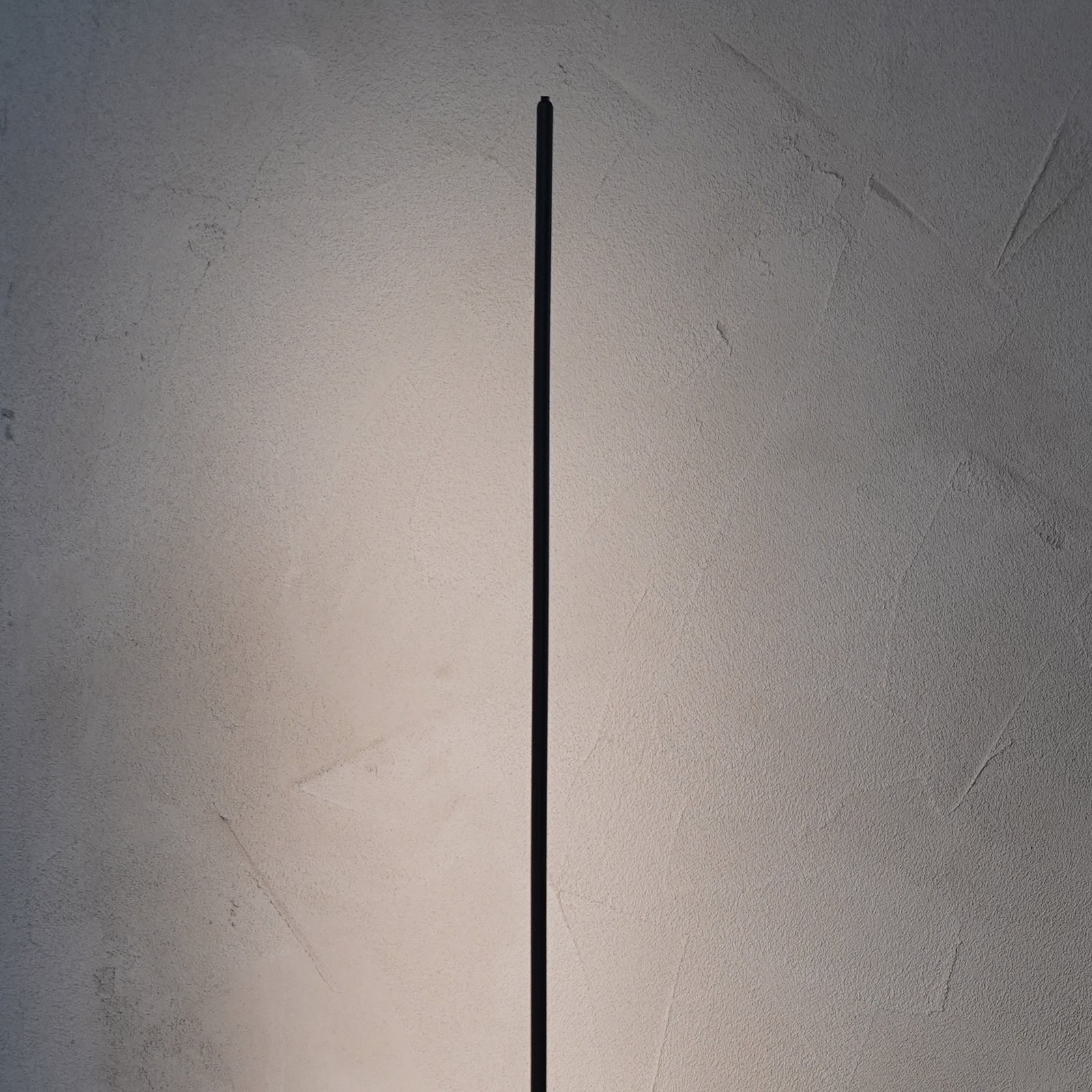 String F1 LED Stehleuchte Dim. Schwarz - Antidark String F1 LED Stehleuchte Dim. Schwarz - Antidark