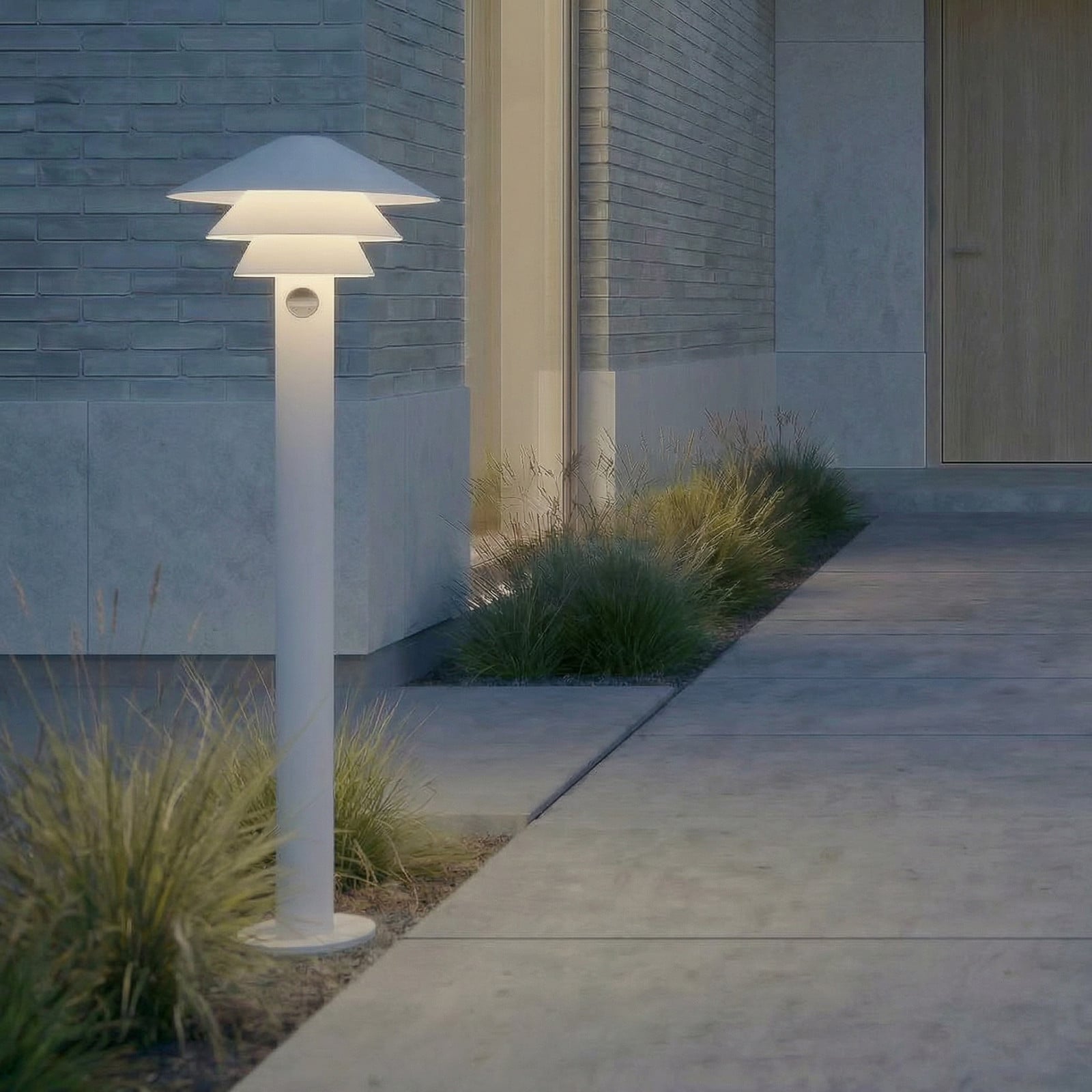 Montaro LED-väglampa, vit, 110 cm, sensor, aluminium, IP54 – Lucande - Modern - Med en ljuskälla | Produkter - Utomhusbelysning - Pollare | Lampspecialisterna