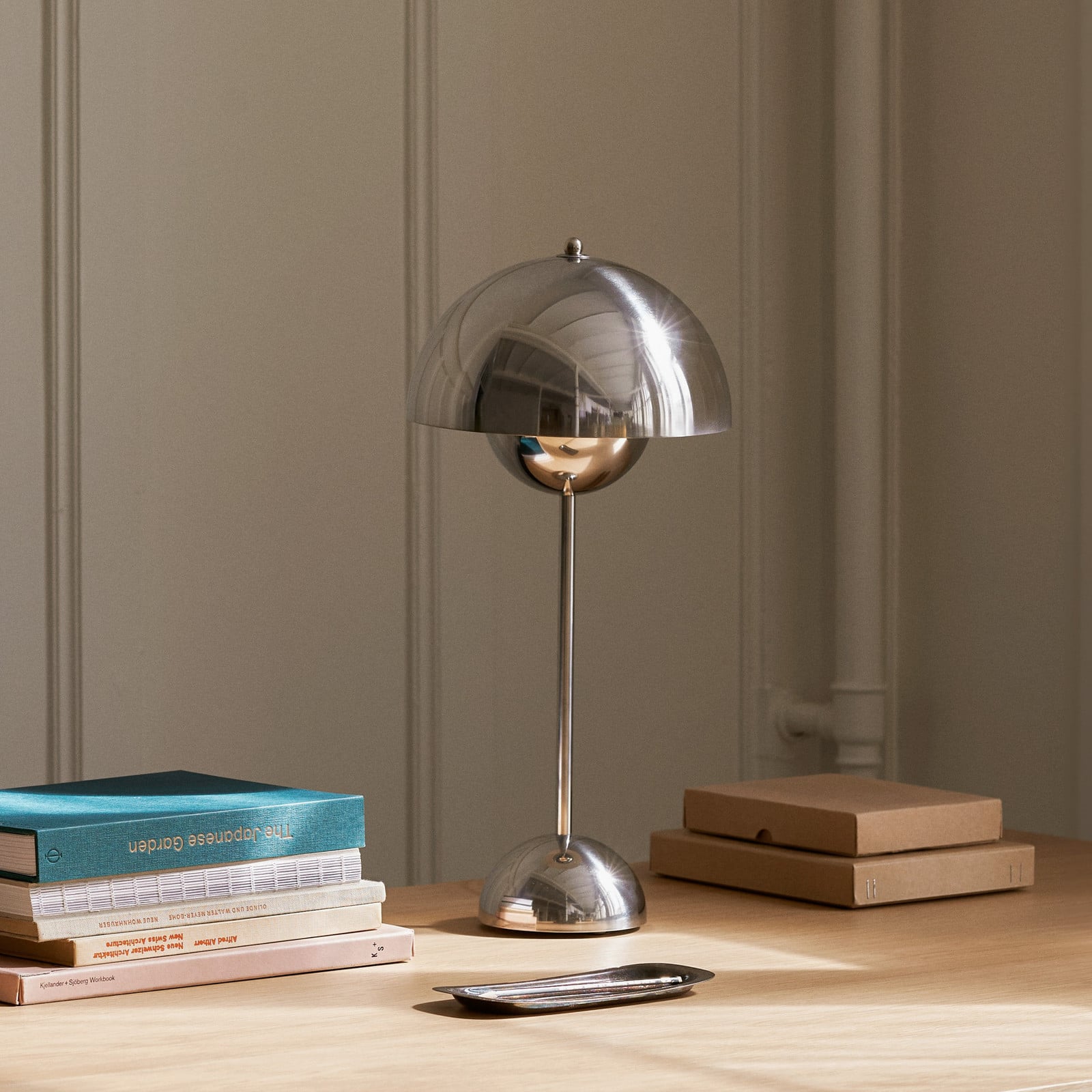 Flowerpot VP3 bordlampe, krom, 50 cm &Tradition - Stue - Design - Metal - Med én lyskilde