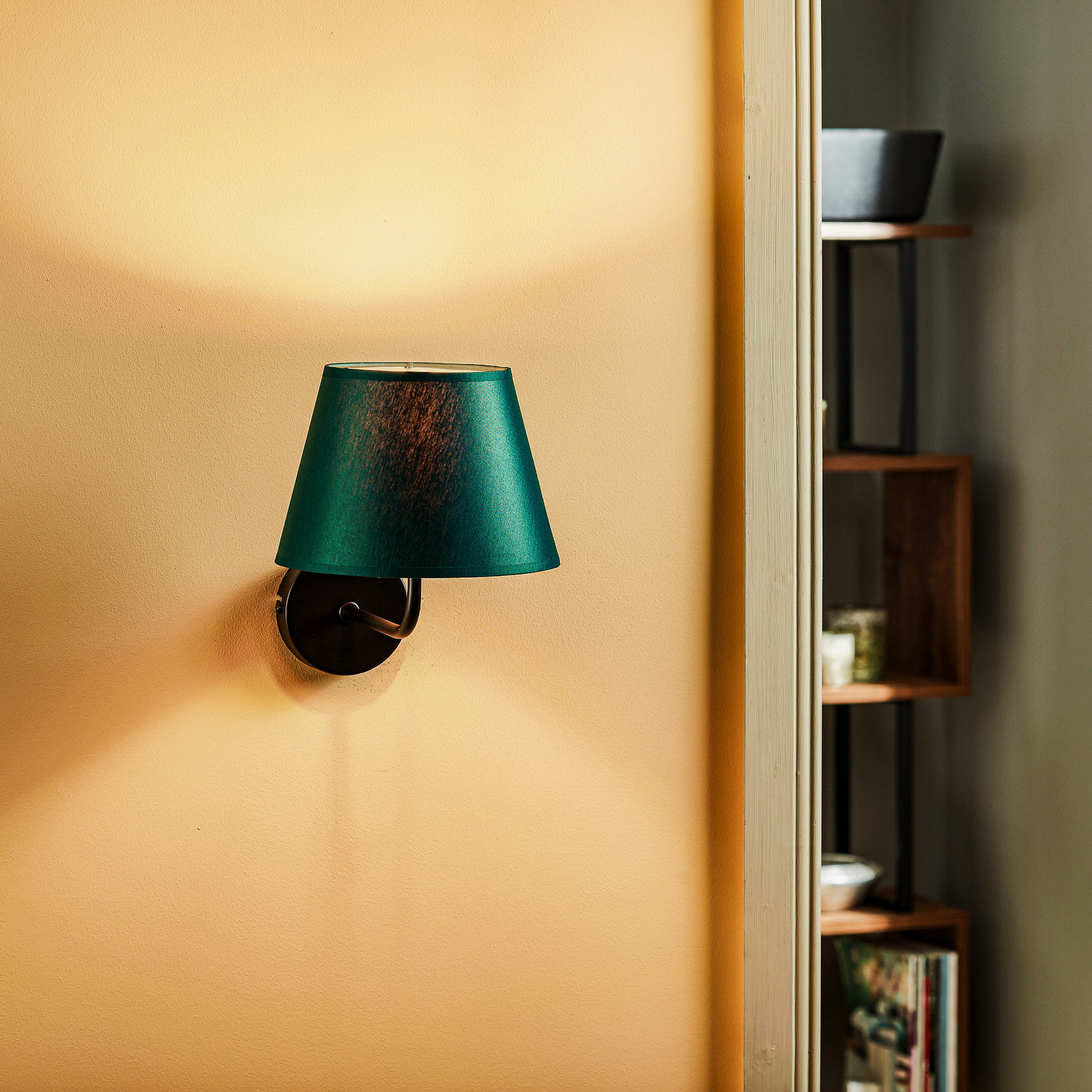 Soho wall light, conical, green/gold
