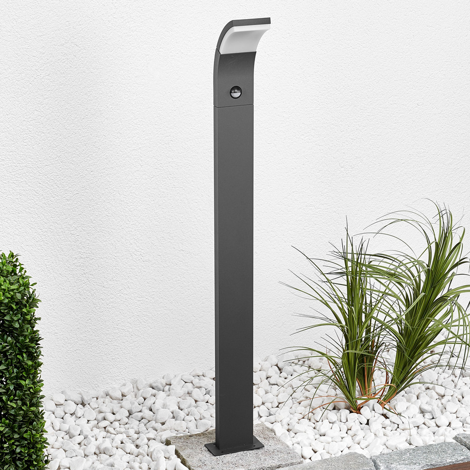Lucande Timm LED Trädgårdslampa H100 w/Sensor, svart från Lucande